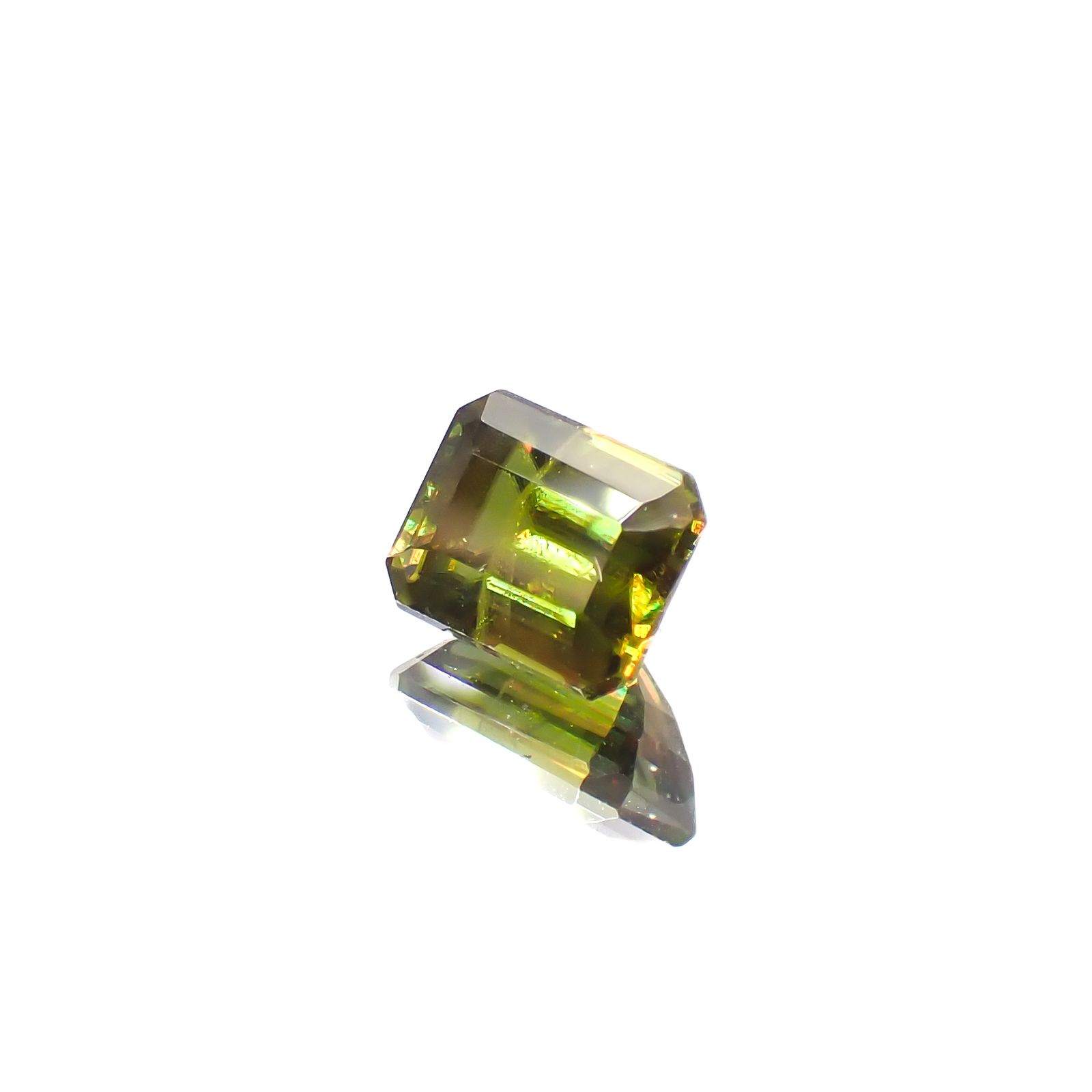 カラーチェンジスフェーン(宝石名スフェーン / カラーチェンジ・タイプ)パキスタン産 0.82ct 識別済[240627957]5.9x4.6mm前後