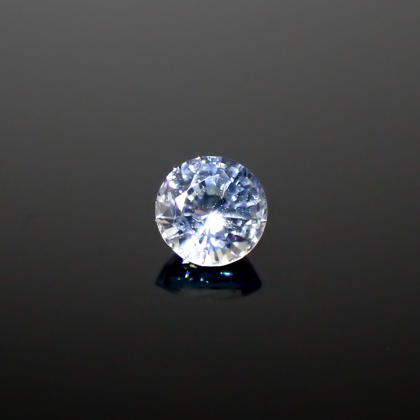 アイスブルーサファイア スリランカ産 0.47ct[240828653]4.5x4.5mm前後