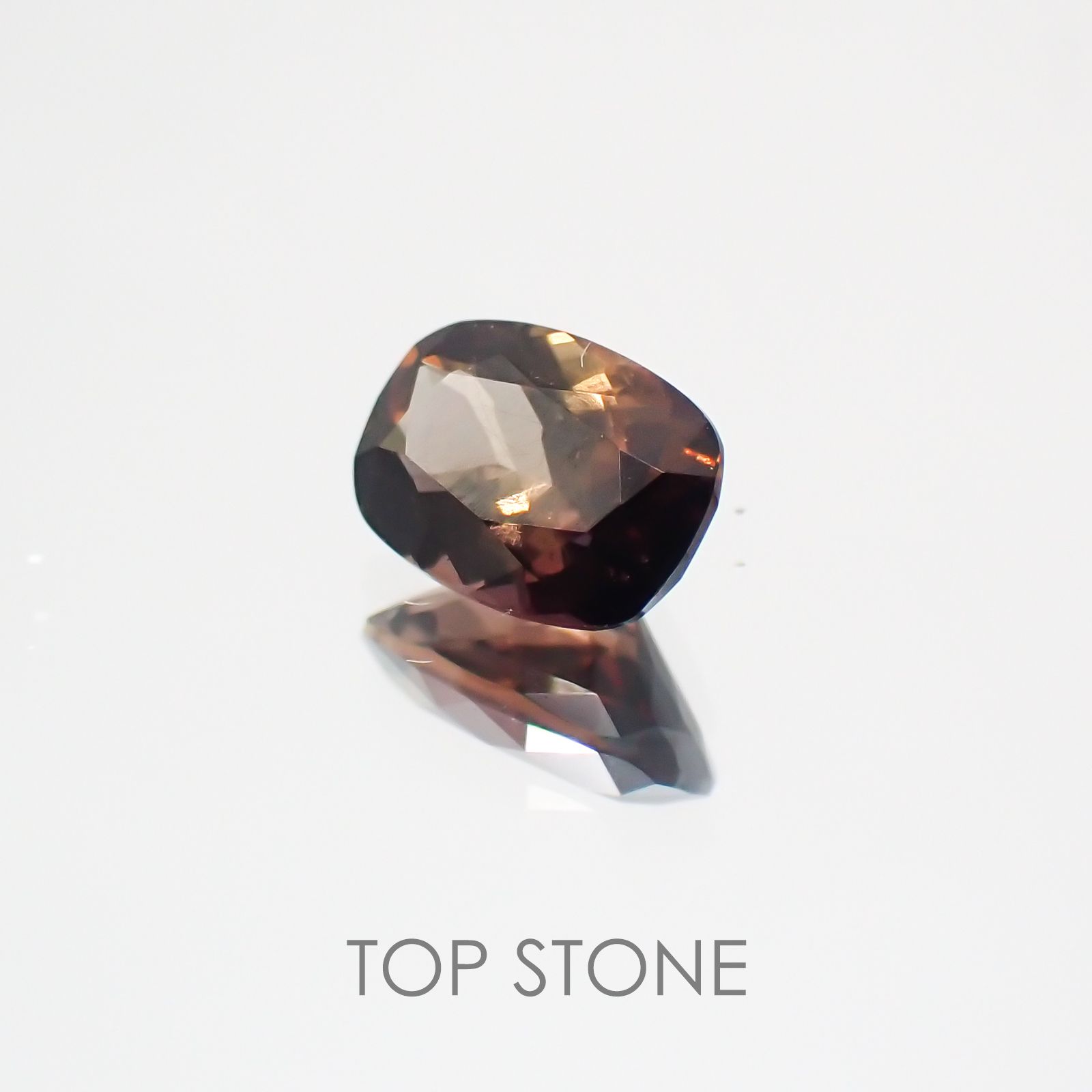 アキシナイト(宝石名アキシナイト) ロシア産 0.49ct 識別済[20063162]4.2×5.8mm前後