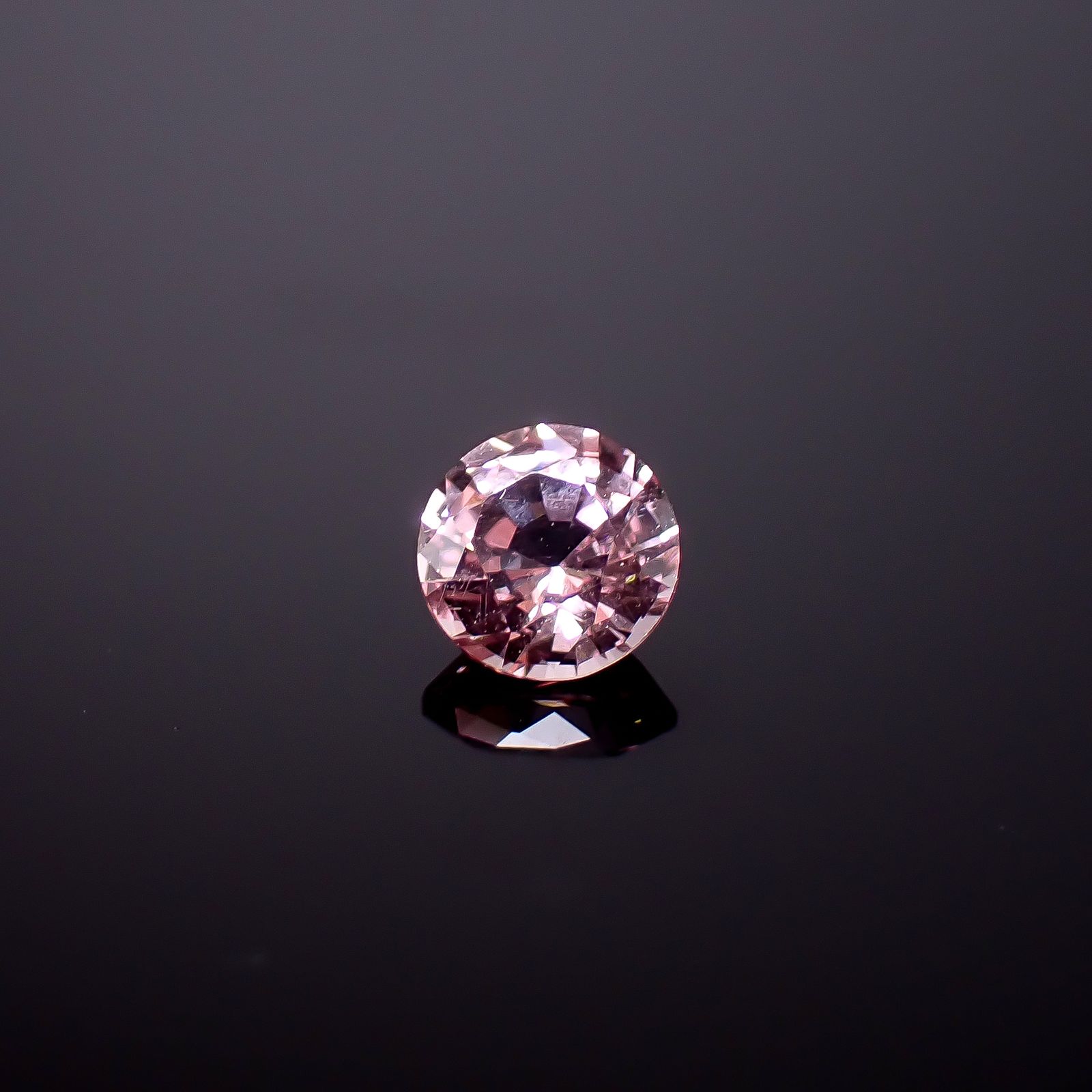 ドラゴンガーネット タンザニア産 0.56ct / 4.9x4.9mm前後 [260732666]