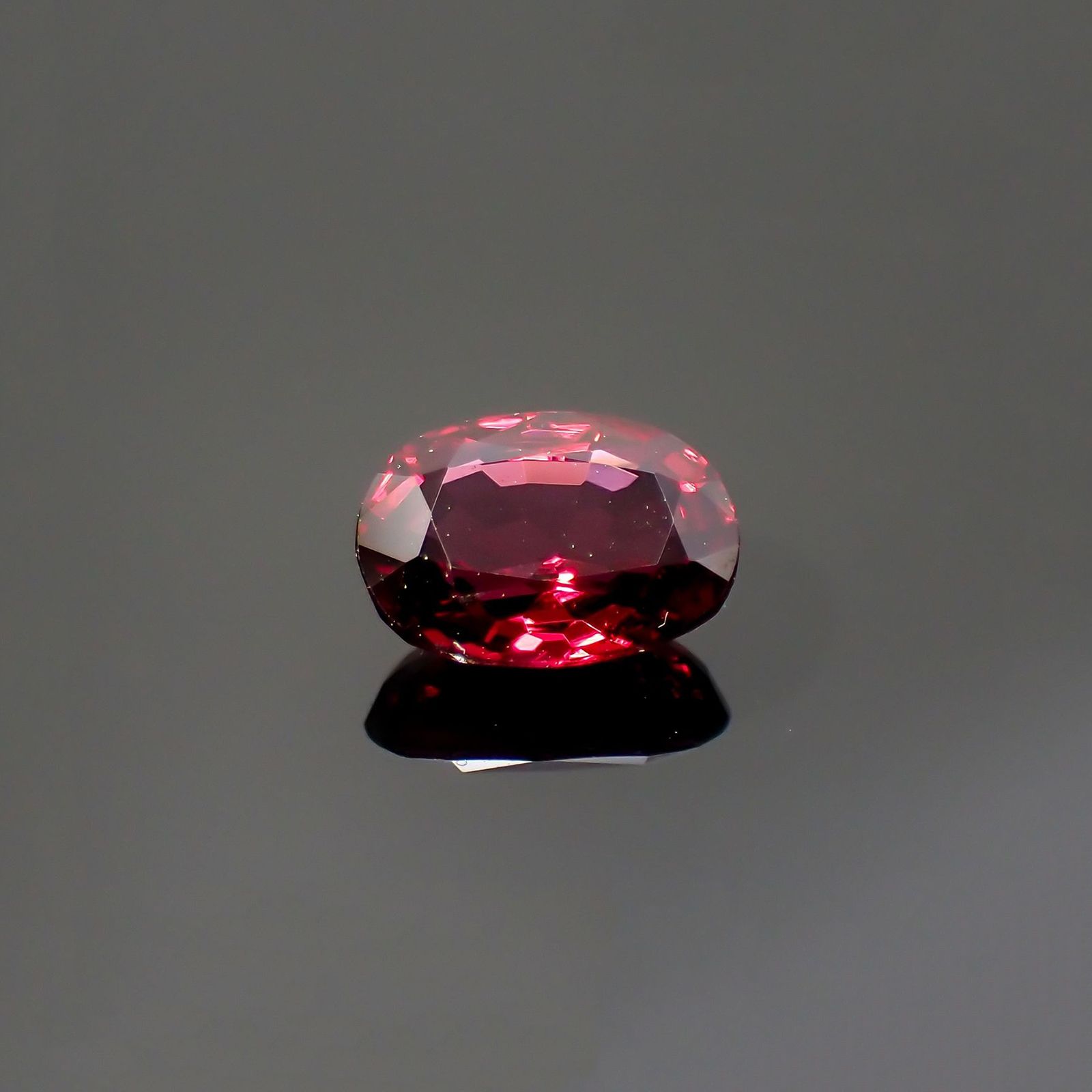 レッドスピネル(宝石名レッド・スピネル)タンザニア産 識別済 0.94ct / 6.9x5.1mm前後 [260114320]