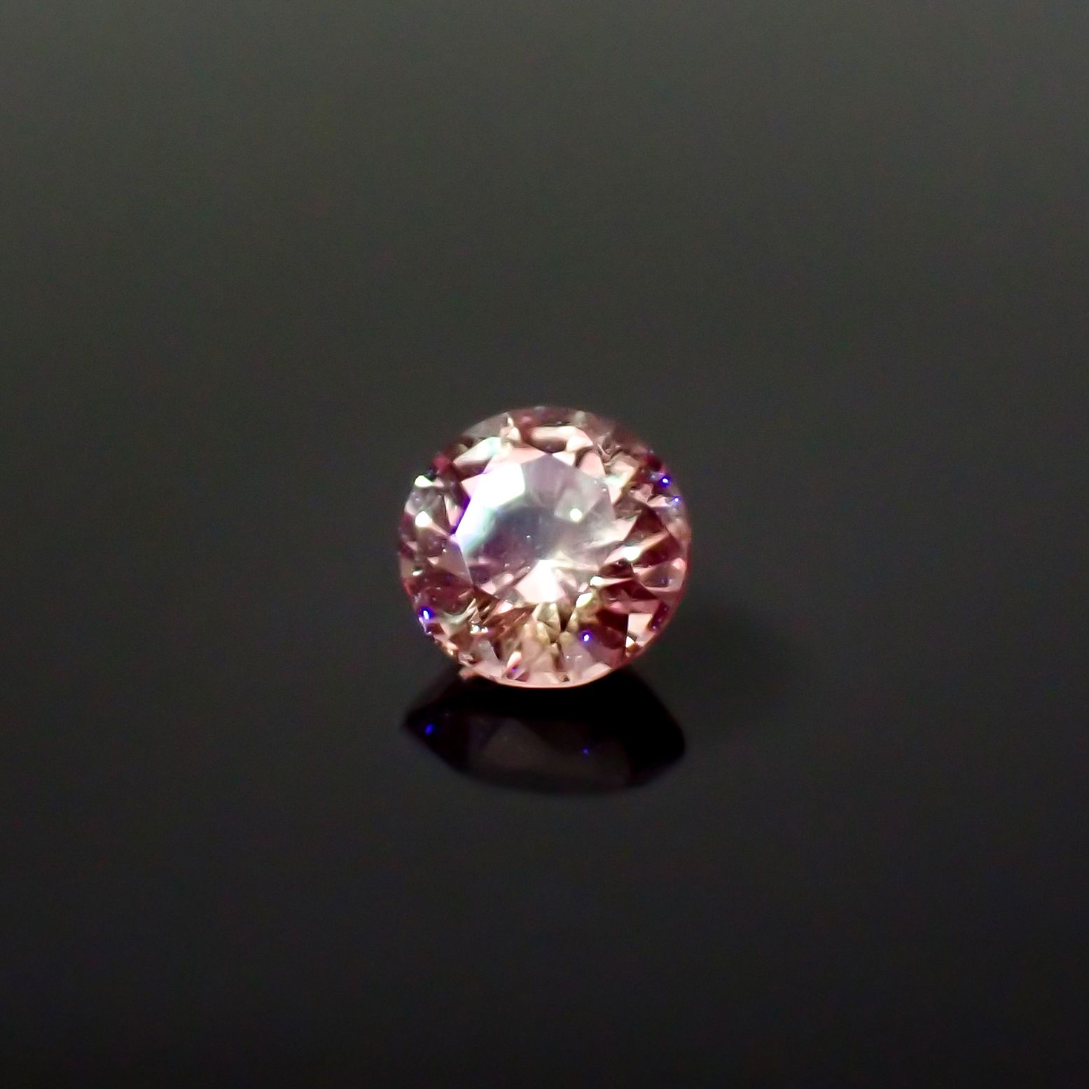 ドラゴンガーネット タンザニア産 0.58ct / 5x5mm前後 [260532240]