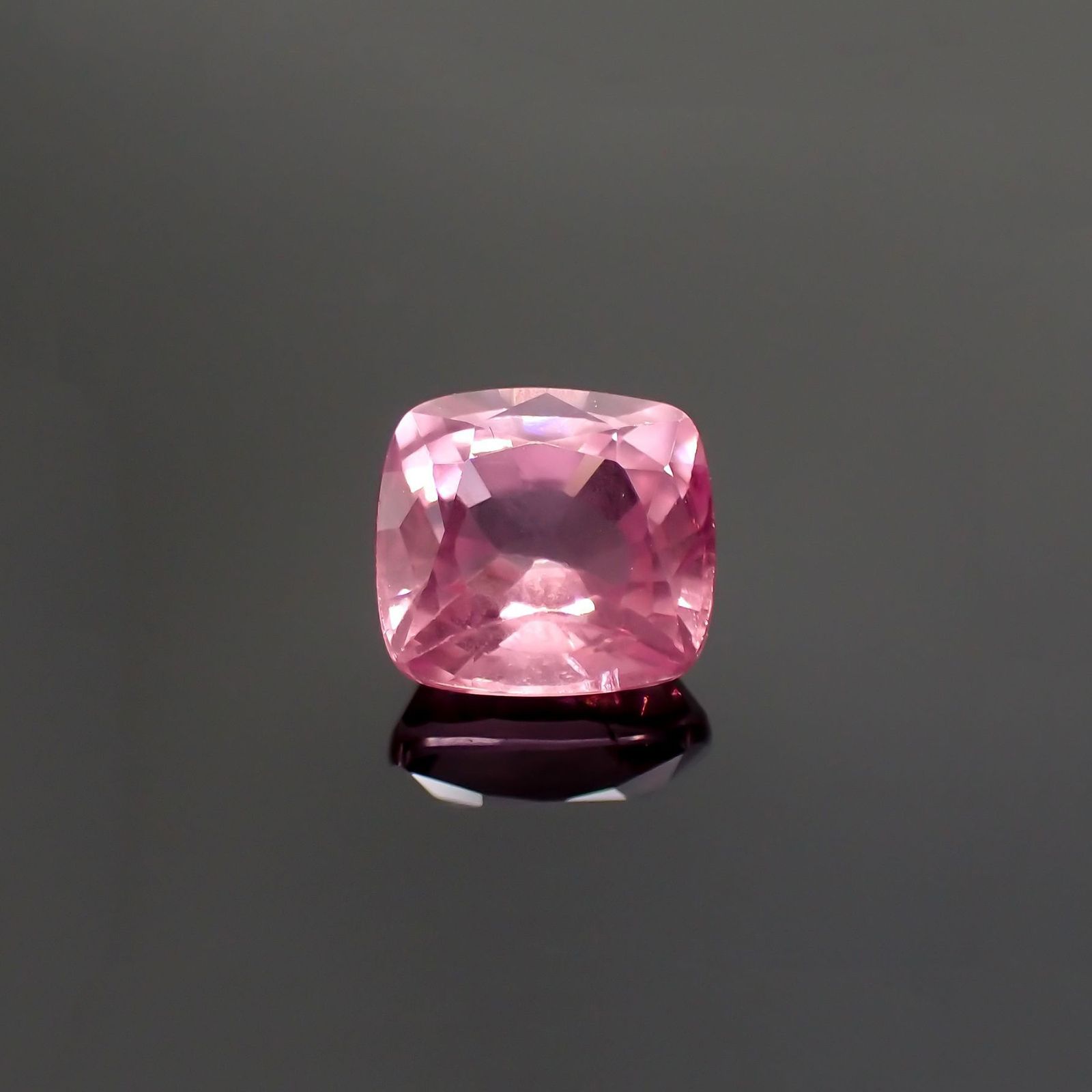 ピンクスピネル(宝石名ピンク・スピネル)タンザニア産 ソ付(彩珠) 1.305ct / 6.4x5.9mm前後 [231124093]