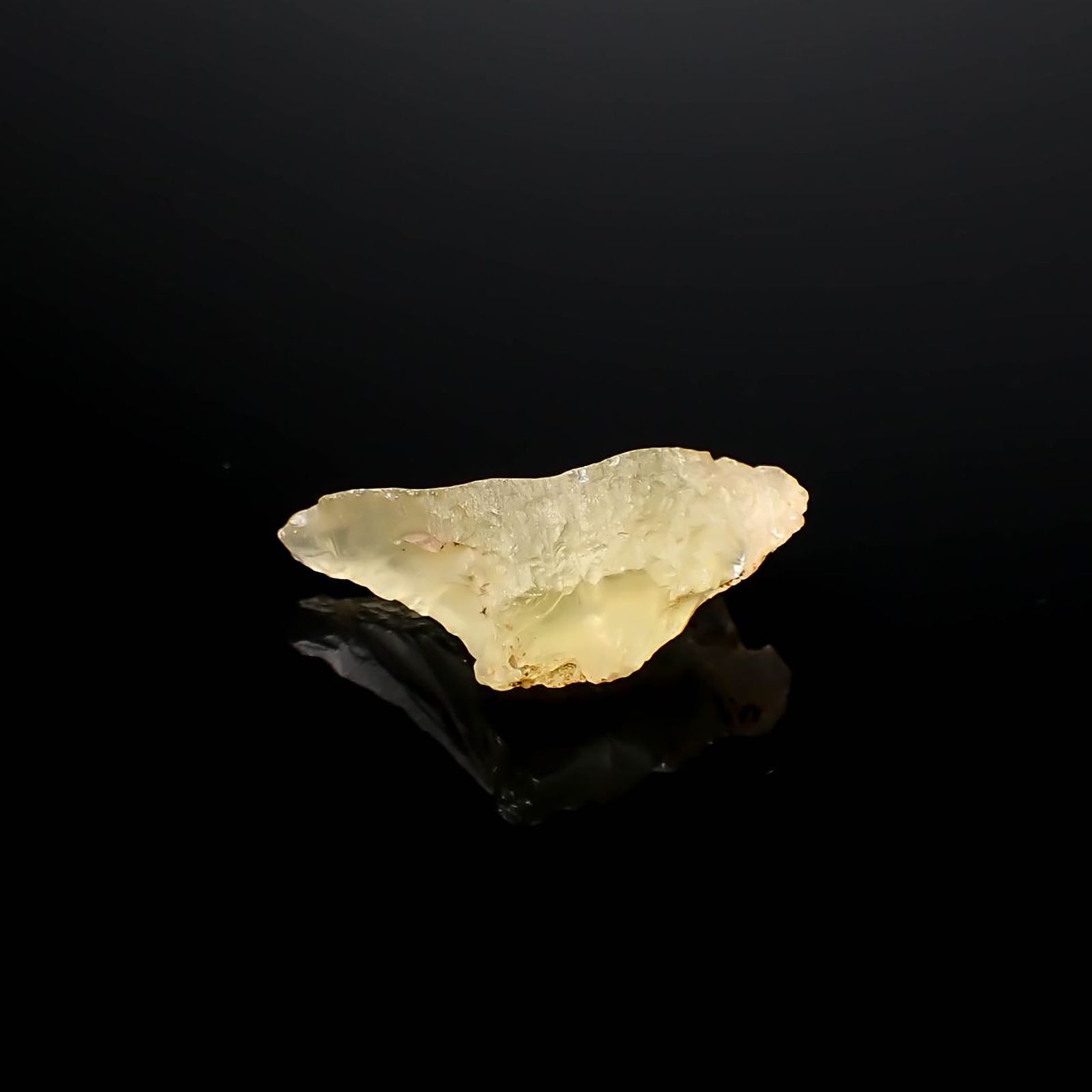 リビアングラス 原石 発見地：エジプト・リビア砂漠 16.85ct / 26.5x18.7mm前後 [260729282]