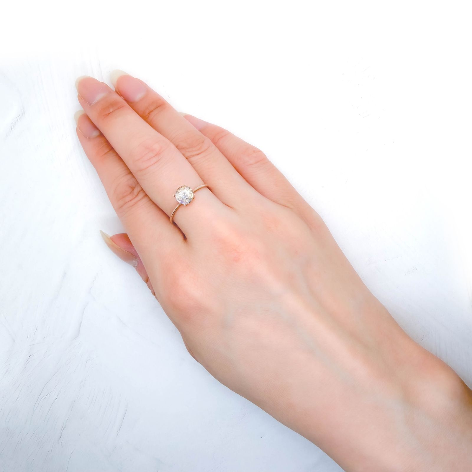 レインボームーンストーン マダガスカル産 0.80ct / 6.2x6.2mm前後 [260632384]