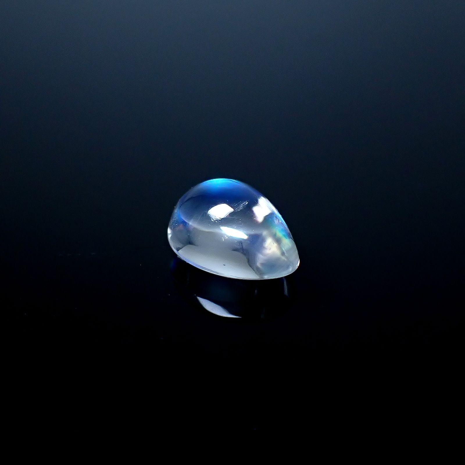 ◇バフトップカット◇レインボームーンストーン(宝石名ラブラドライト)マダガスカル産 ソ付(彩珠) 2.204ct / 9.5x7mm前後 [250931035]