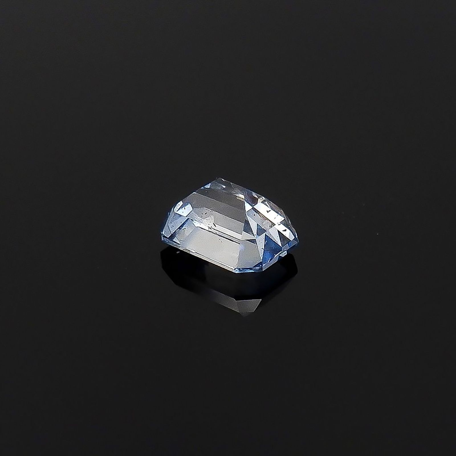 ジェレメジェバイト(宝石名エレメジェバイト)ナミビア産 ソ付(彩珠) 0.250ct / 4x3.1mm前後 [220817283]