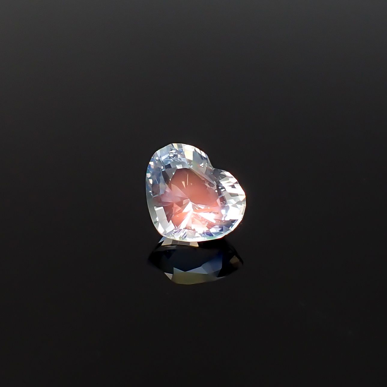 レインボームーンストーン マダガスカル産 0.77ct / 5.6x6.6mm前後 [260632376]