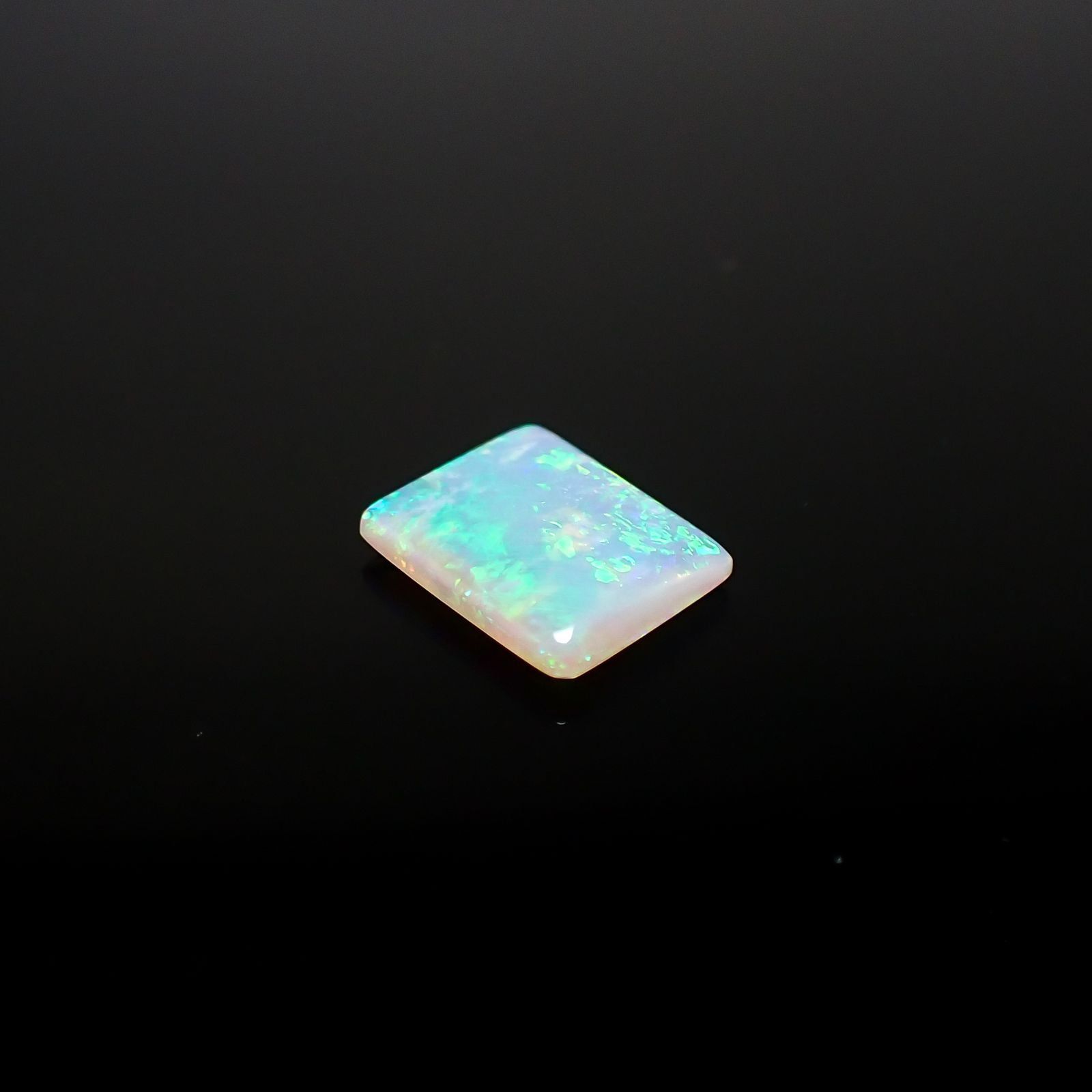 オパール(宝石名オパール) オーストラリア産 ソ付(彩珠) 1.552ct / 9.9x8mm前後 [210711332]