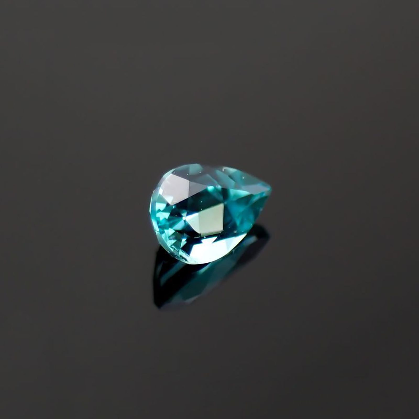 パライバトルマリン(宝石名トルマリン/別名パライバ・トルマリン)ブラジル産 識別済 0.075ct / 3.3x2.2mm前後 [221018777]