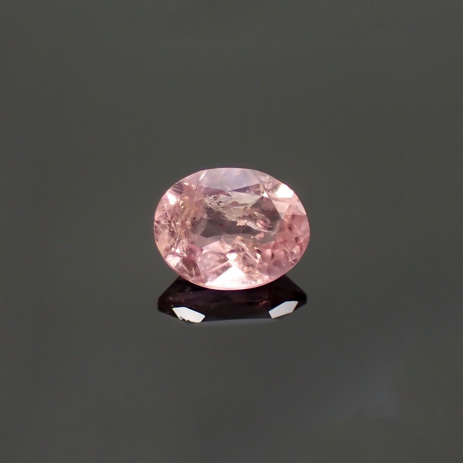 ペツォッタイト(宝石名ペツォッタイト)マダガスカル産 ソ付(彩珠) 0.352ct / 5x4mm前後 [260814339]
