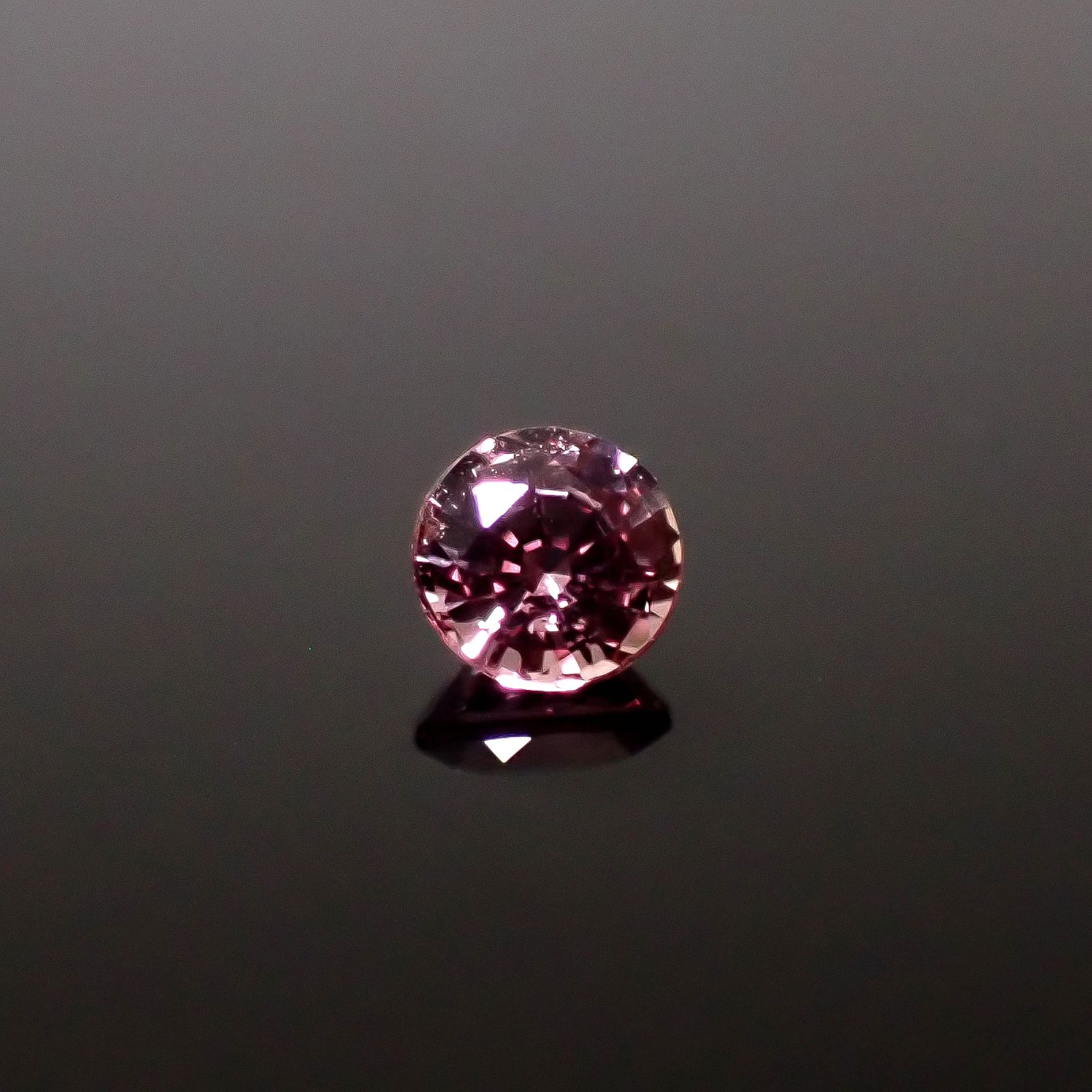 パパラチャサファイア(宝石名サファイア/別名パパラチャ・サファイア)スリランカ/マダガスカル産 DGL鑑付 0.266ct / 3.67x3.72mm前後 [260131621]