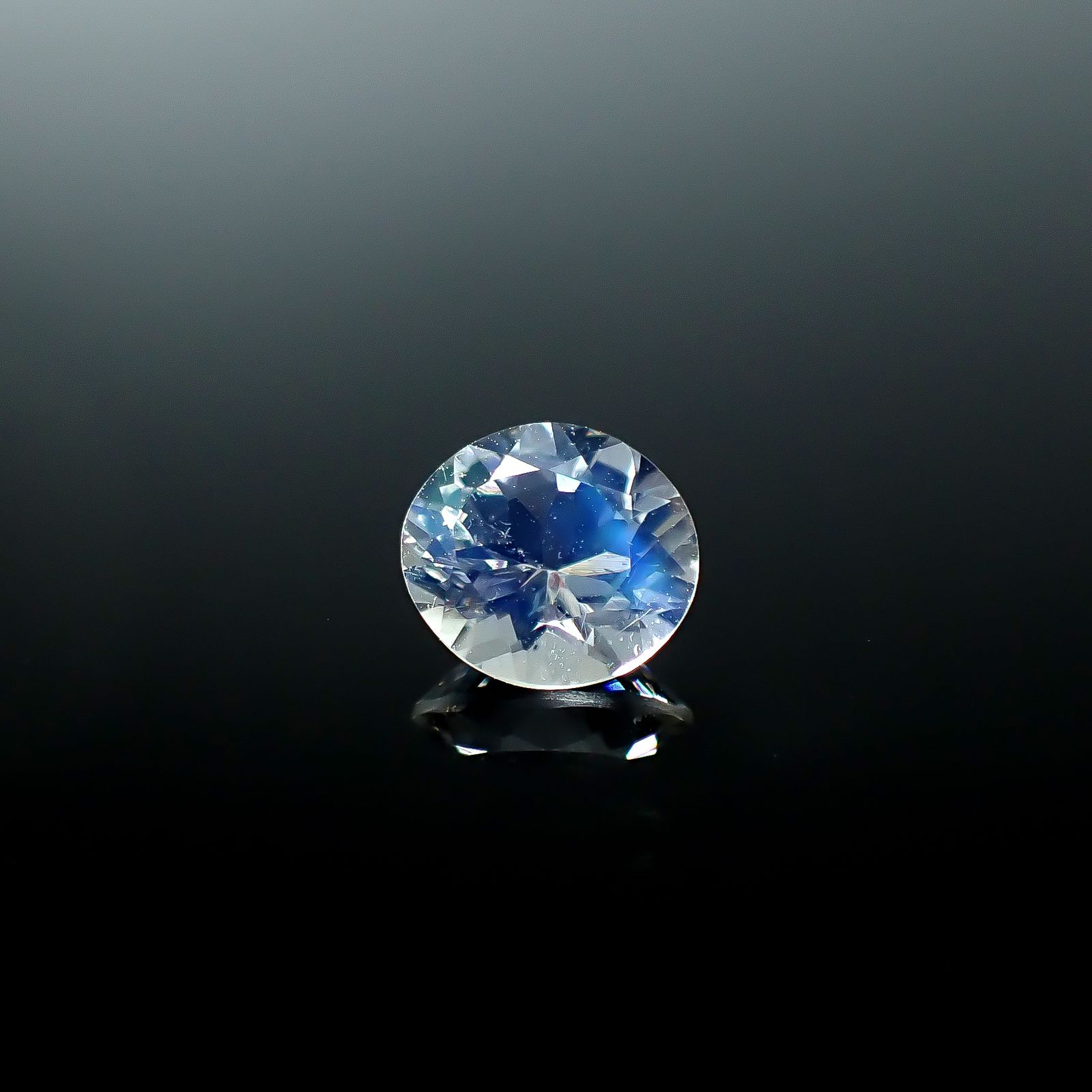 レインボームーンストーン(宝石名ラブラドライト)タンザニア産 1.02ct 識別済[250730915]7.3x6.6mm前後