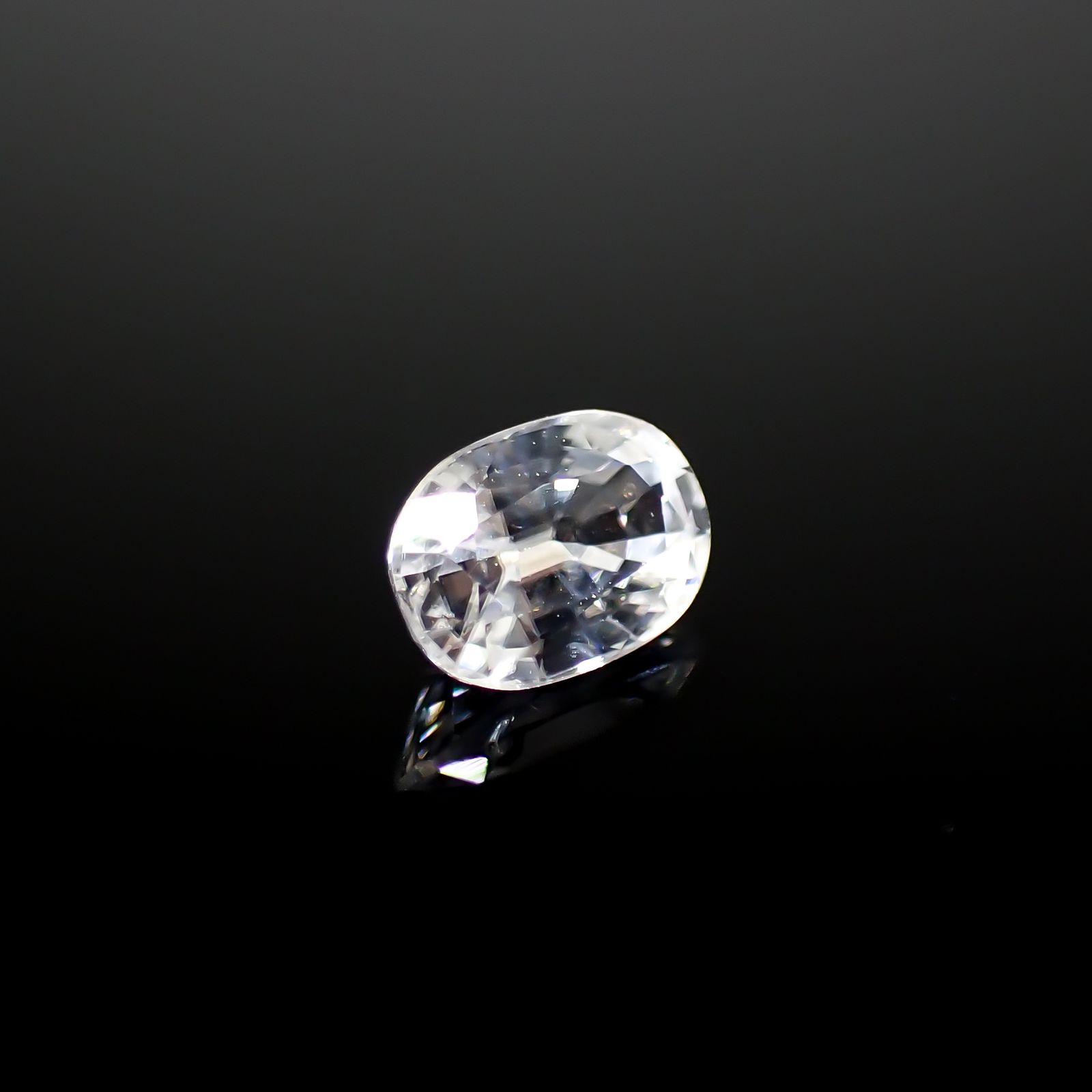 カラーレスジルコン(宝石名ジルコン)スリランカ/カンボジア産 0.80ct 識別済[240928896]6.1x4.1mm前後