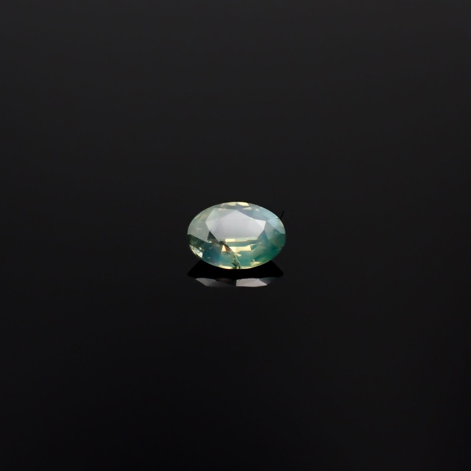 アレキサンドライトキャッツアイ ブラジル・ミナスジェライス州ヘマチタ鉱山産 0.089ct[240527428]3.3x2.4mm前後