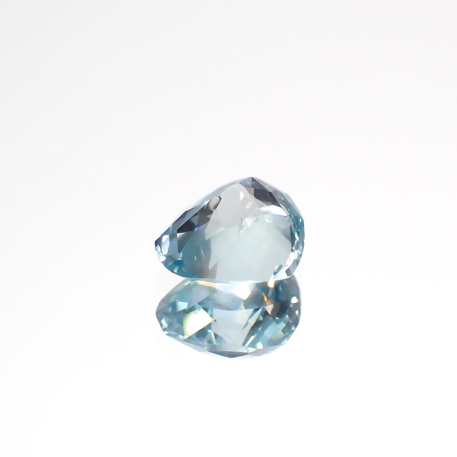 ユークレース(宝石名ブルー・ユークレース)コロンビア産 0.310ct ソ付(彩珠)[221018846]4.8x4.1mm前後