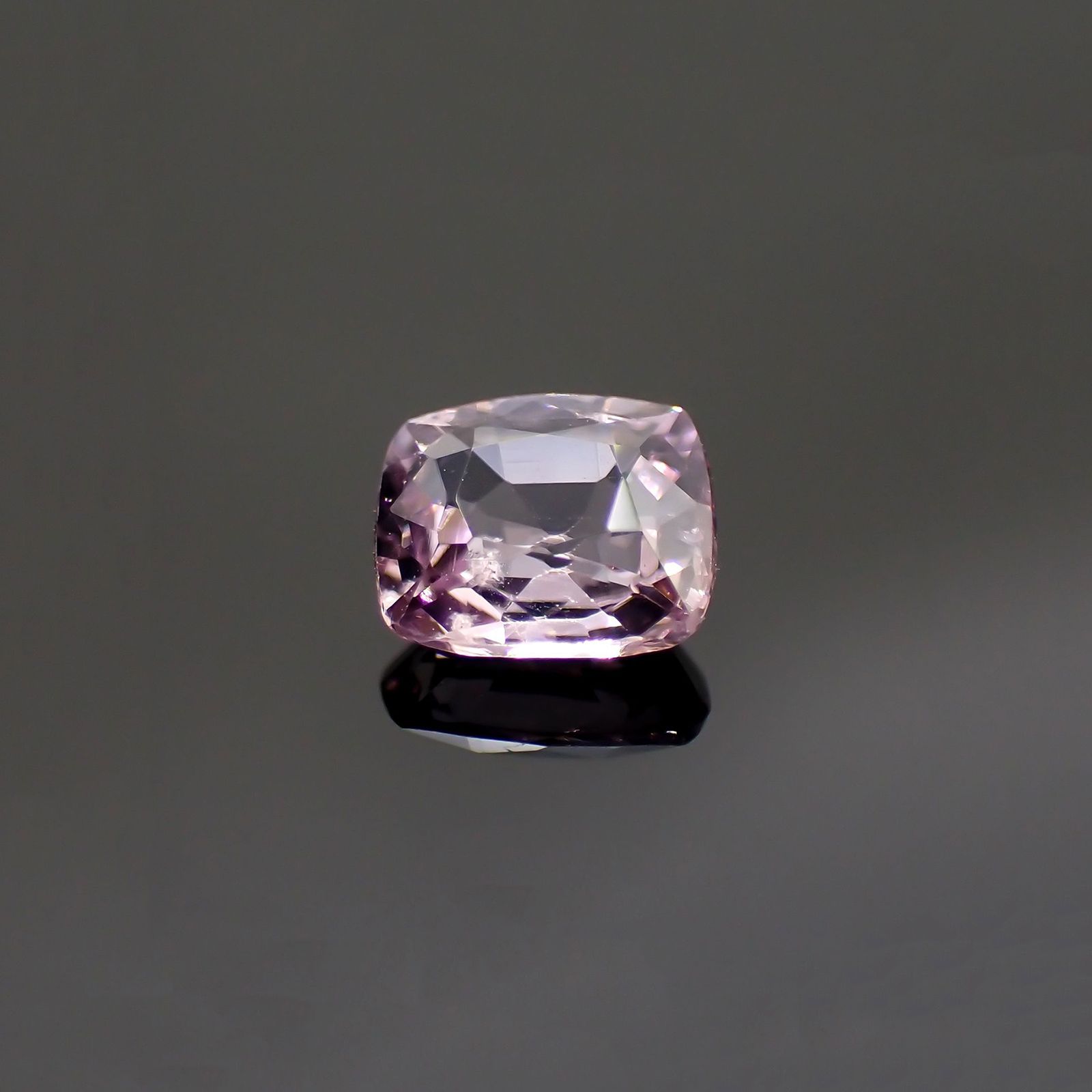 パープルスピネル(宝石名スピネル)ビルマ産 識別済 0.80ct / 6.1x5.4mm前後 [231124306]