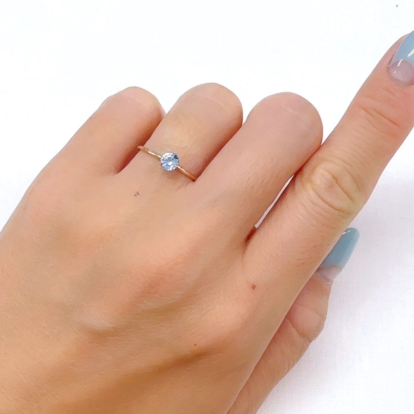 アイスブルーサファイア スリランカ産 0.47ct[240828653]4.5x4.5mm前後
