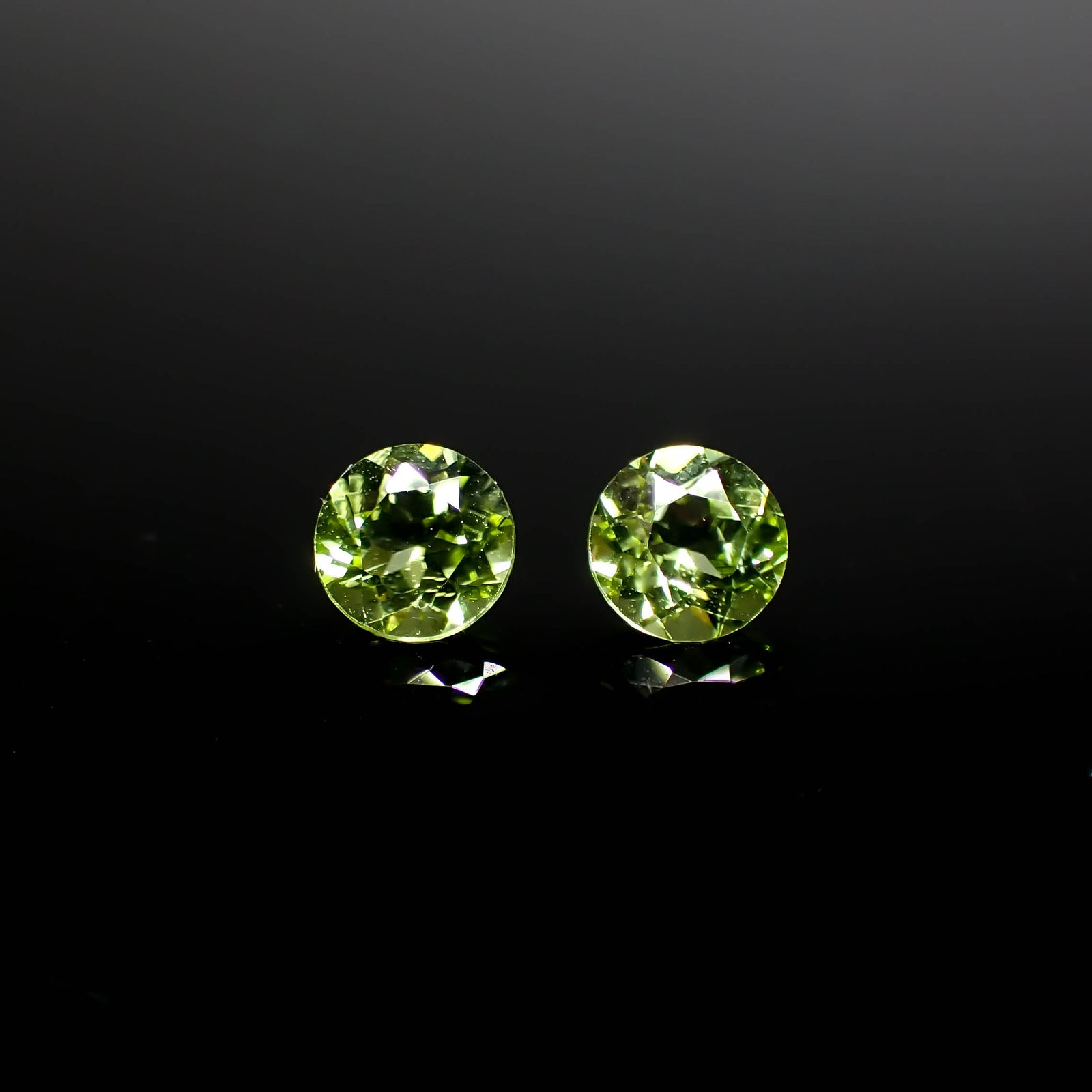 ◇ペアセット◇ペリドット 中国産 0.97ct(2pcs合計) [250730795]5x4.9mm前後