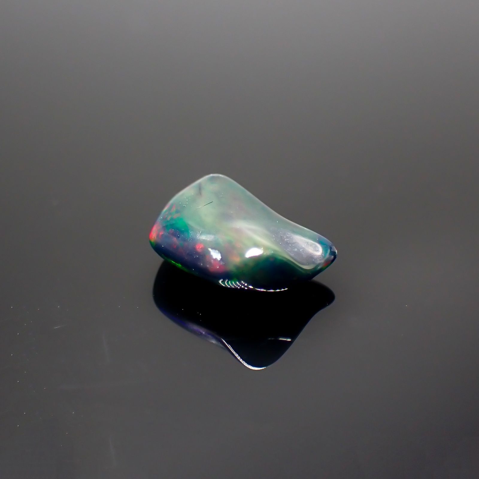 ◇バロック型◇ブラックオパール(宝石名オパール/加熱処理) エチオピア産 識別済 1.17ct / 9.7x6.7mm前後 [211013509]