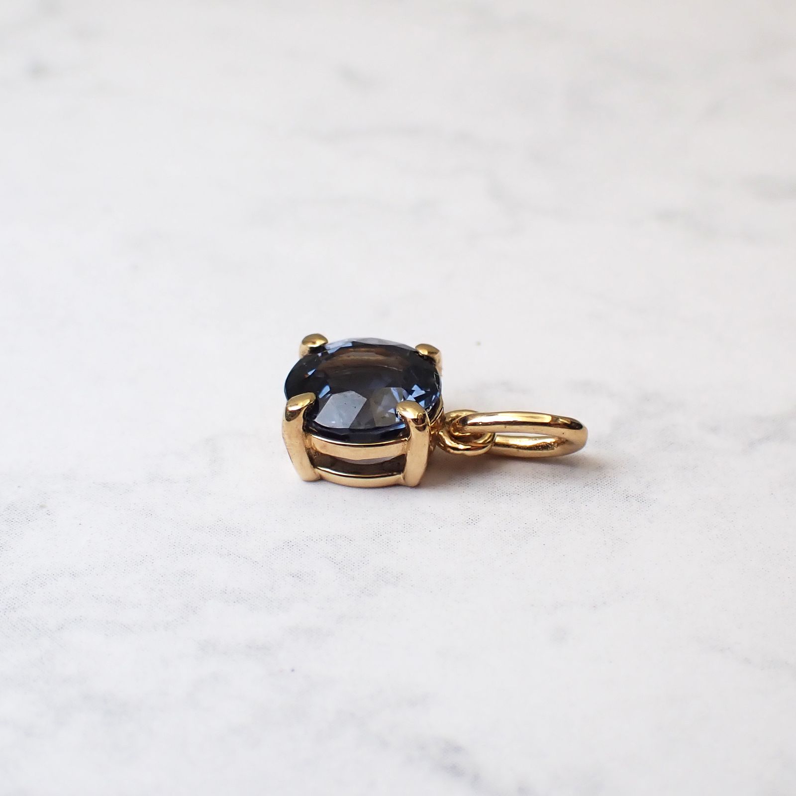 ◇K18ペンダント◇ バイオレットスピネル 0.90ct | ラウンド/つやあり仕上げ 6mm(※チェーン別売り) [241229429]