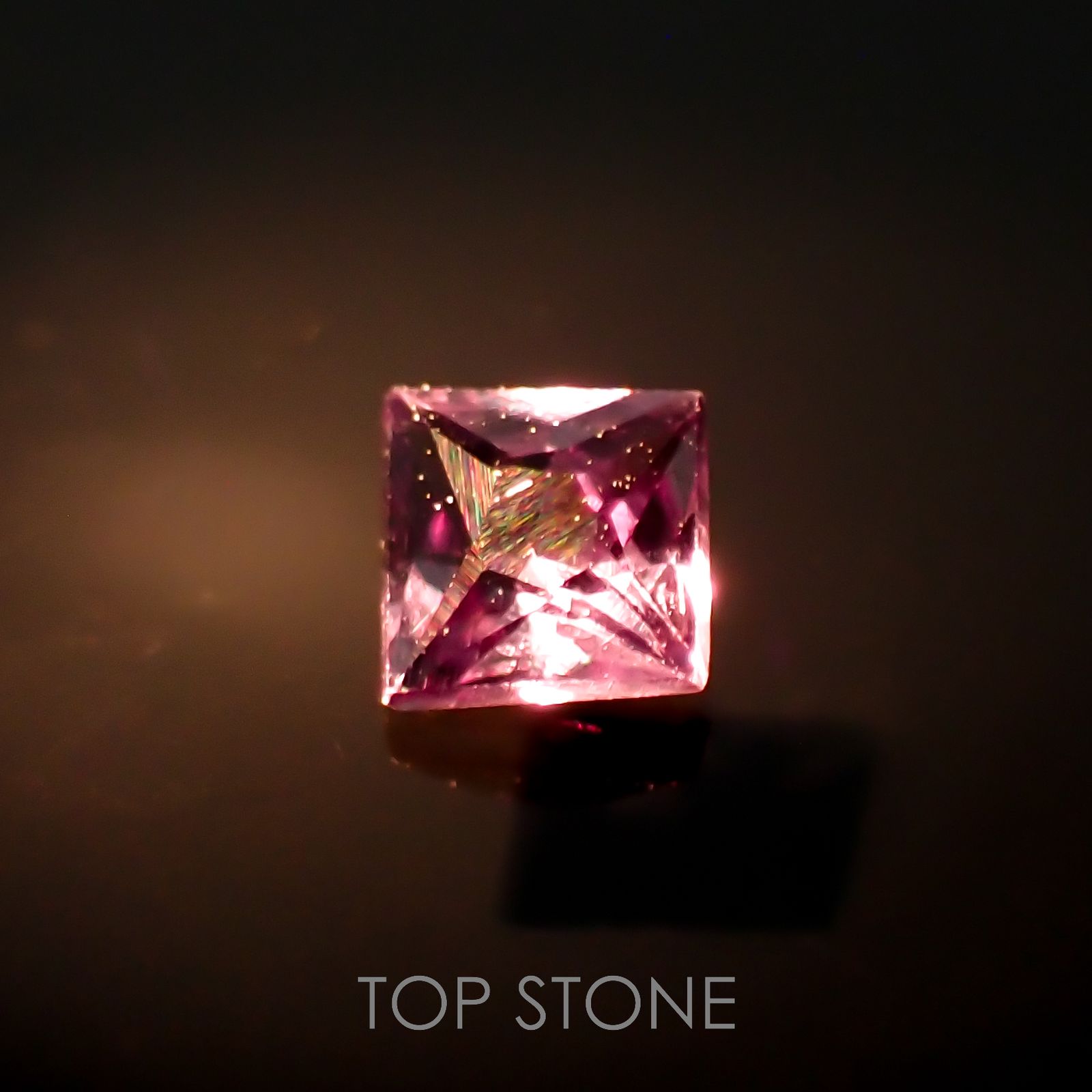 ◇プリンセスカット◇カラーチェンジガーネット アレキタイプ(宝石名ガーネット)マダガスカル・ベキリー産 0.091ct 識別済[221219409]2.4x2.4mm前後