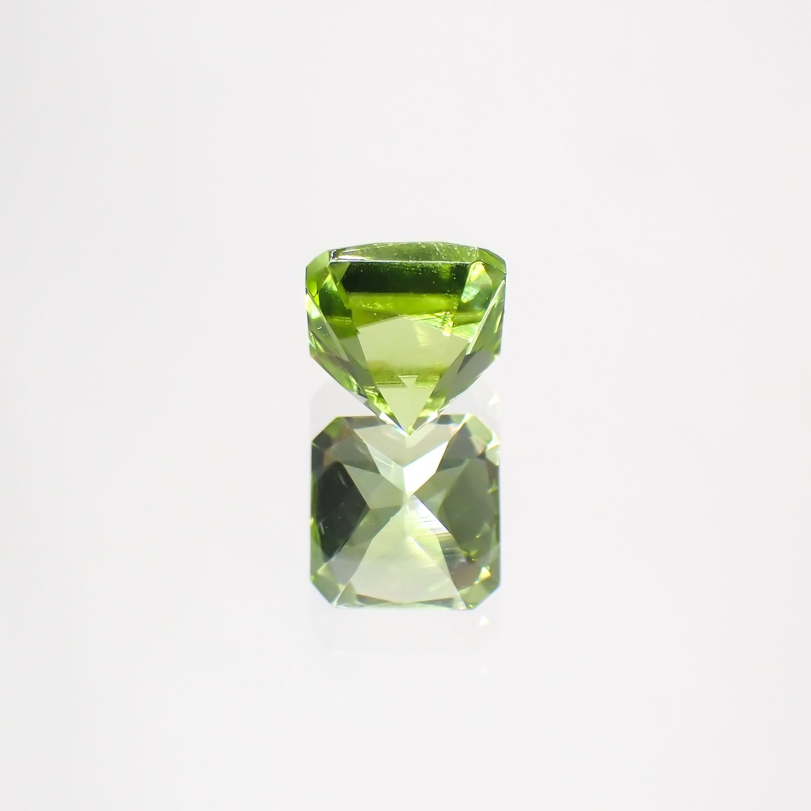 ◇アッシャーカット◇ペリドット(宝石名ペリドット) パキスタン産 0.96ct 識別済[211013491]5.1×5.1mm前後