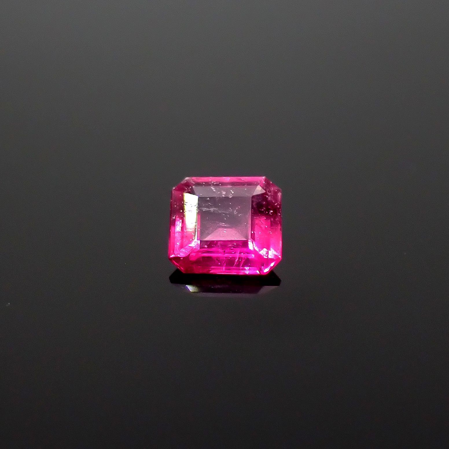 レッドベリル/ピンクベリル アメリカ・ユタ州産 0.090ct [250530375]3x2.8mm前後