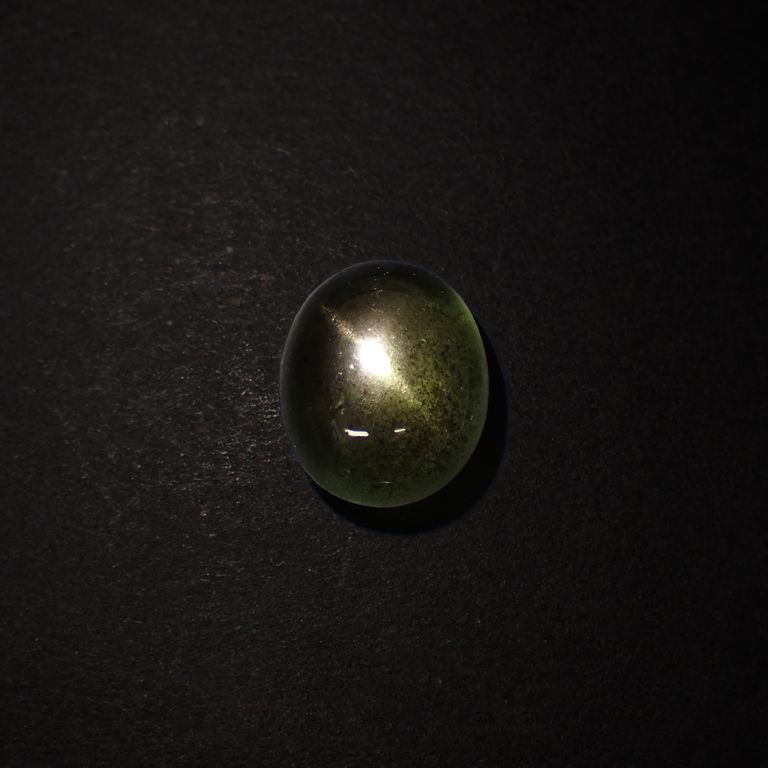 スターペリドット(宝石名スター・ペリドット)ミャンマー産 5.743ct ソ付(彩珠)[221119066]10.7x8.9mm前後