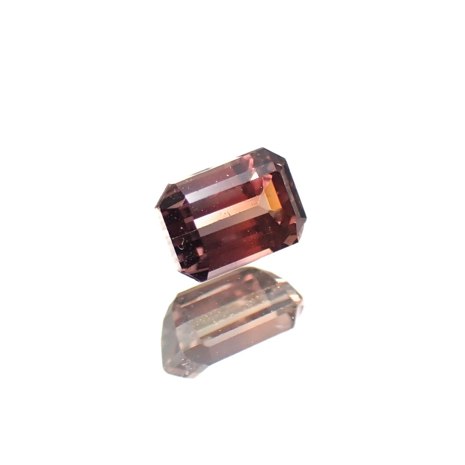 バイカラーサファイア(宝石名バイカラー・サファイア)タンザニア・ソンゲア鉱山産 識別済 0.31ct / 4.1x2.8mm前後 [220717153]