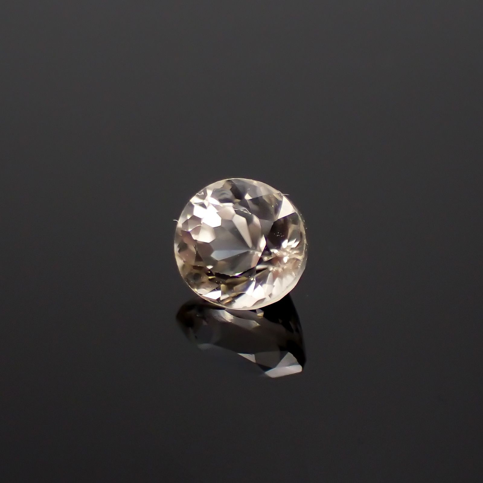 シンハライト(宝石名シンハライト)スリランカ産 識別済 0.53ct / 4.9x4.4mm前後 [260419709]