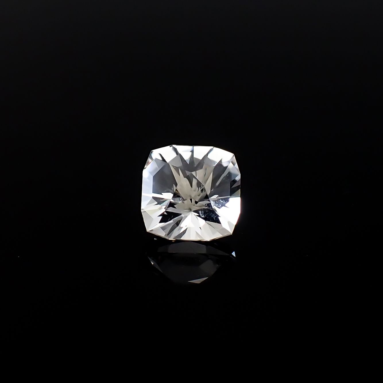 ◇カスタムカット◇日本水晶 宮崎県上八重産 1.64ct / 7.2x7.2mm前後 [260632421]