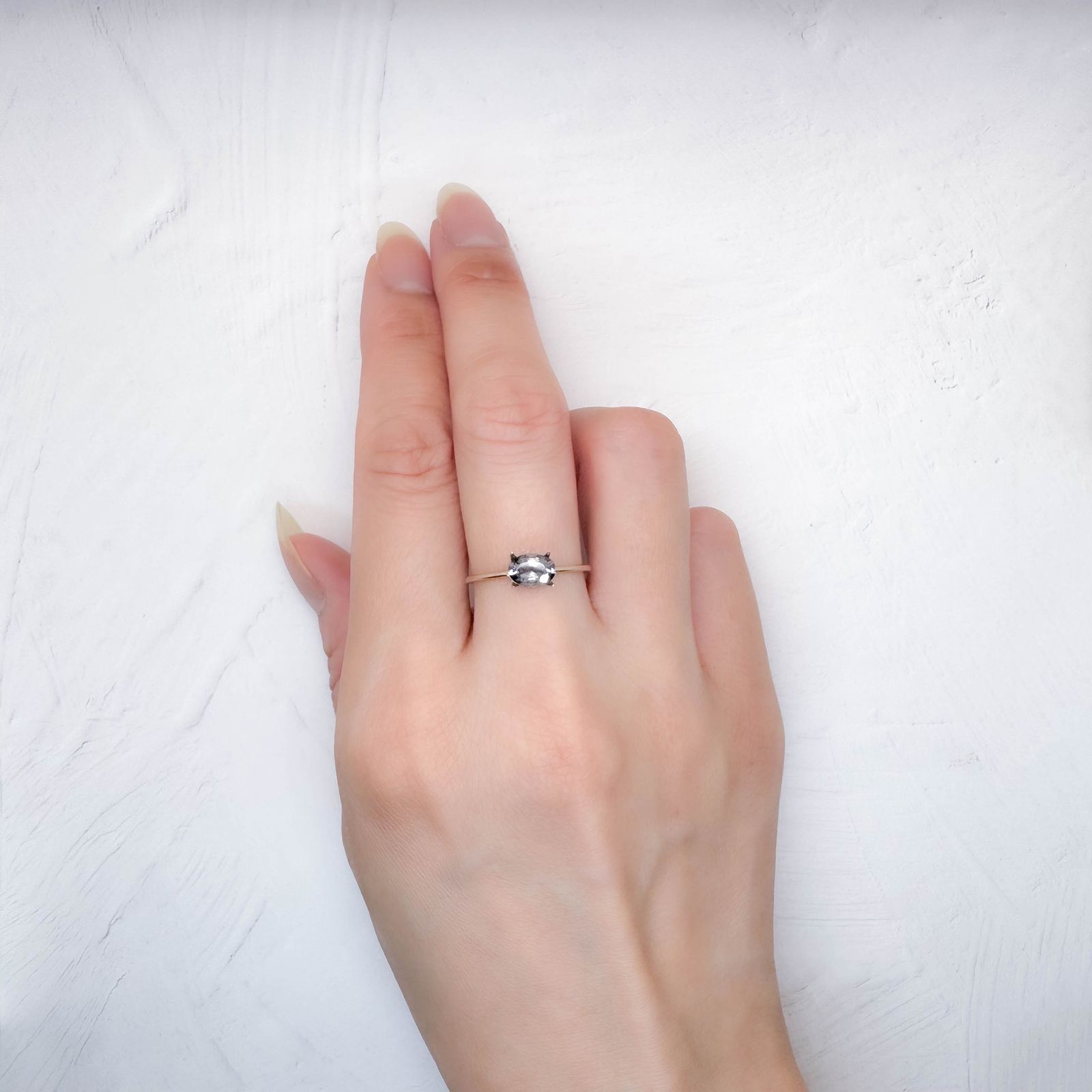 プラチナスピネル(宝石名スピネル)ビルマ産 0.63ct 識別済[250730761]6.6x4.5mm前後