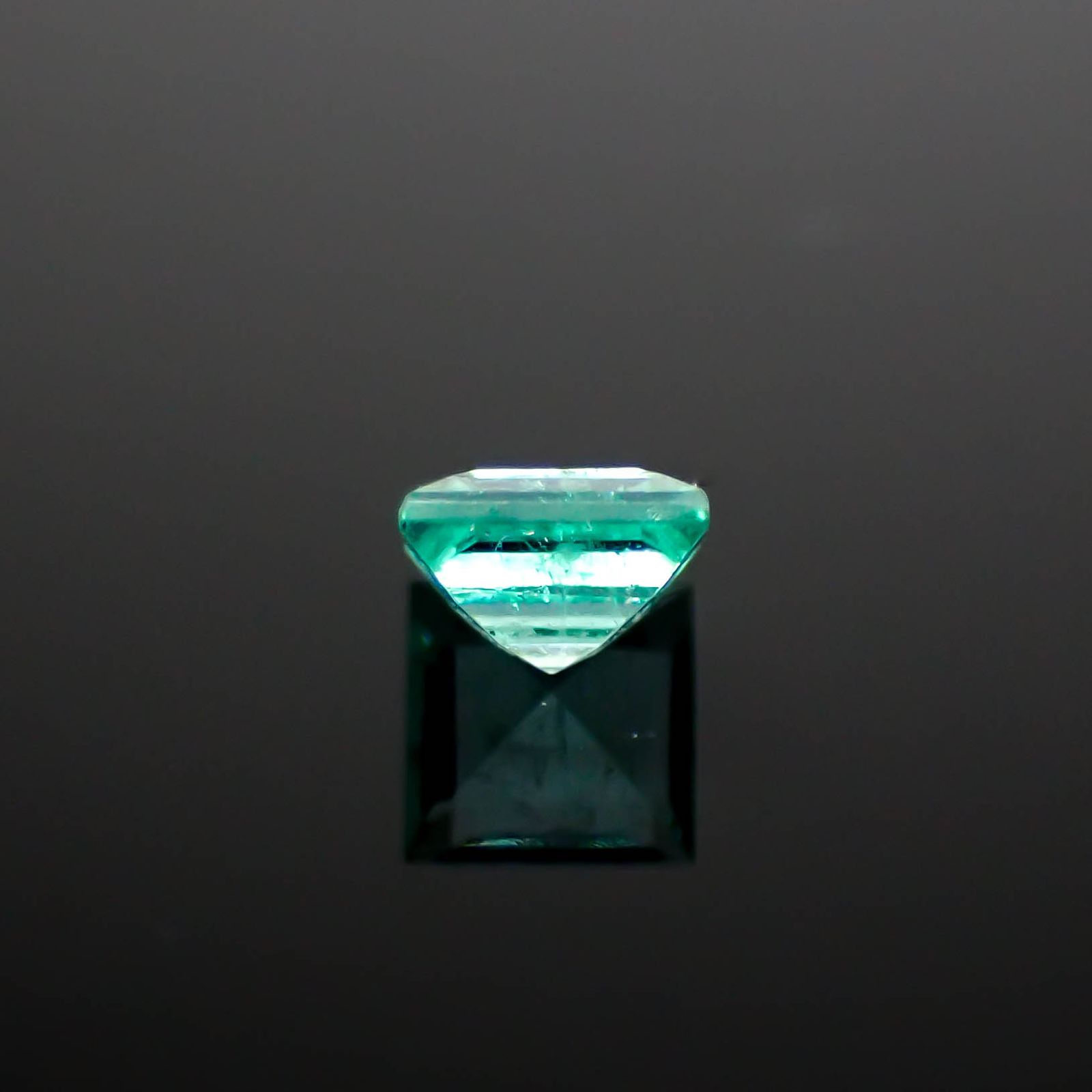パライバトルマリン(宝石名トルマリン/別名パライバ・トルマリン)ブラジル・キントス鉱山産 0.25ct 識別済[250730741]3.6x3.6mm前後