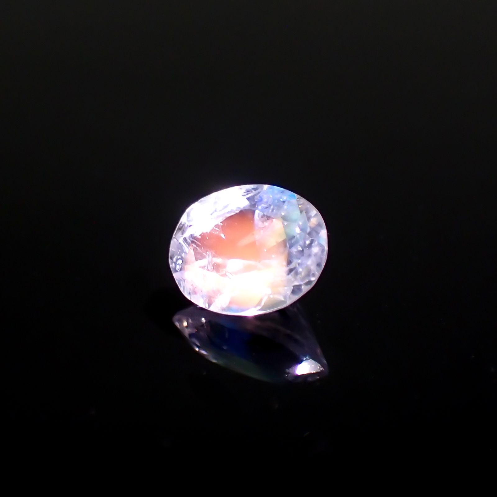 レインボームーンストーン タンザニア産 0.70ct[231023577]6.7x5.3mm前後