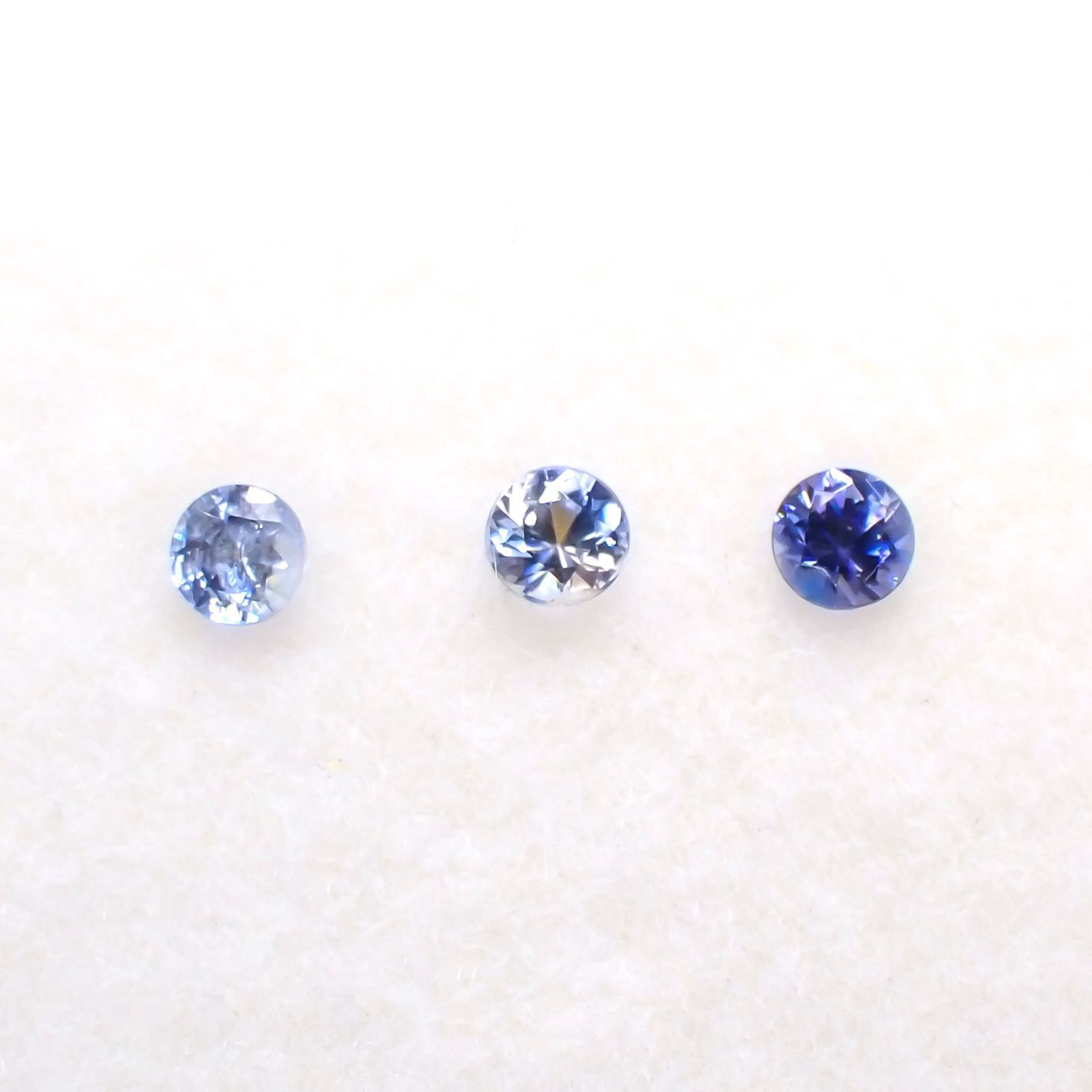 ベニトアイト カラーグラデーション3pcsセット アメリカ・カリフォルニア州産 0.15ct(3pcs合計)[230220508]2.2-2.3x2.2-2.3mm前後