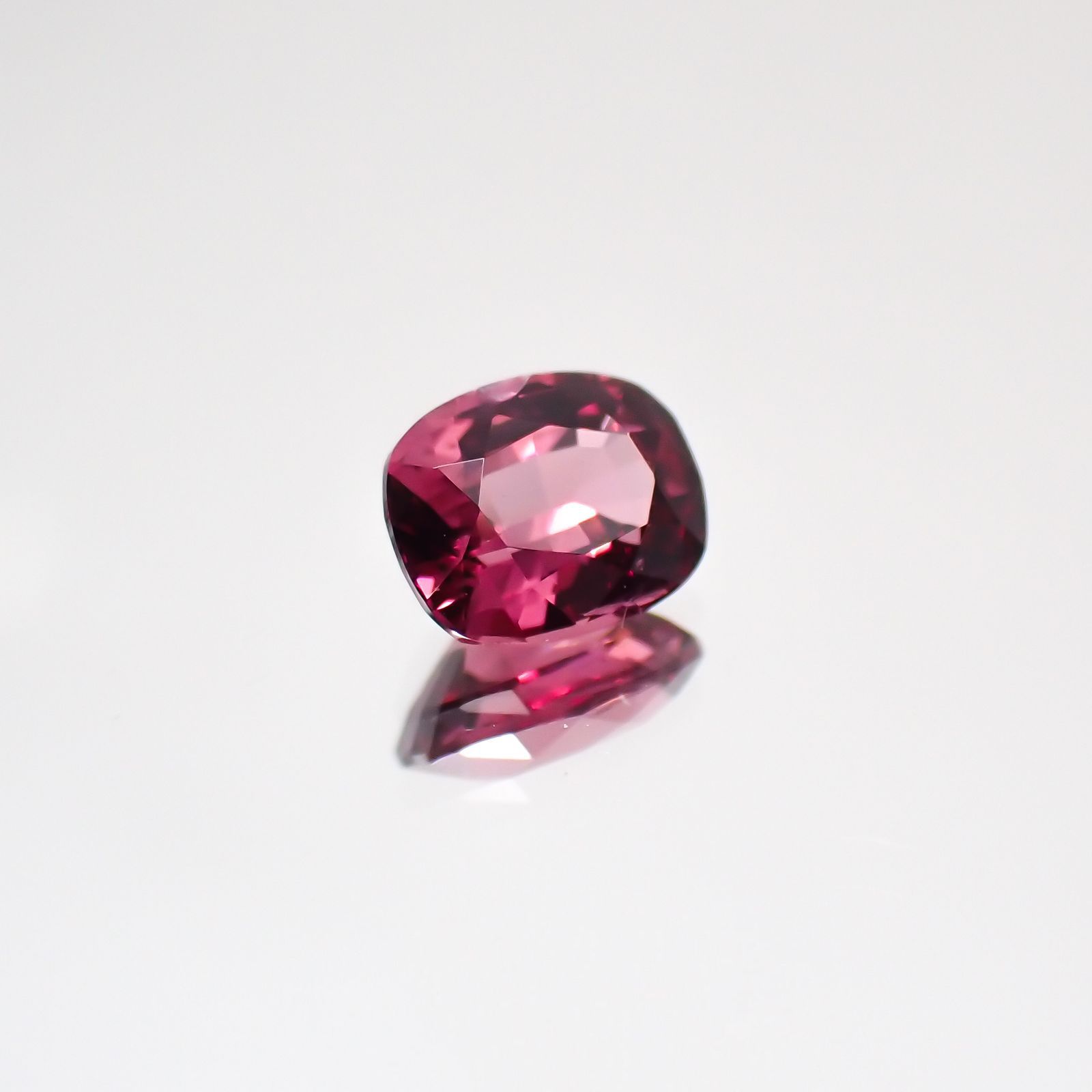ホットピンクスピネル(宝石名ピンク・スピネル) タンザニア産 0.35ct 識別済[210510852]4.7×3.7mm前後