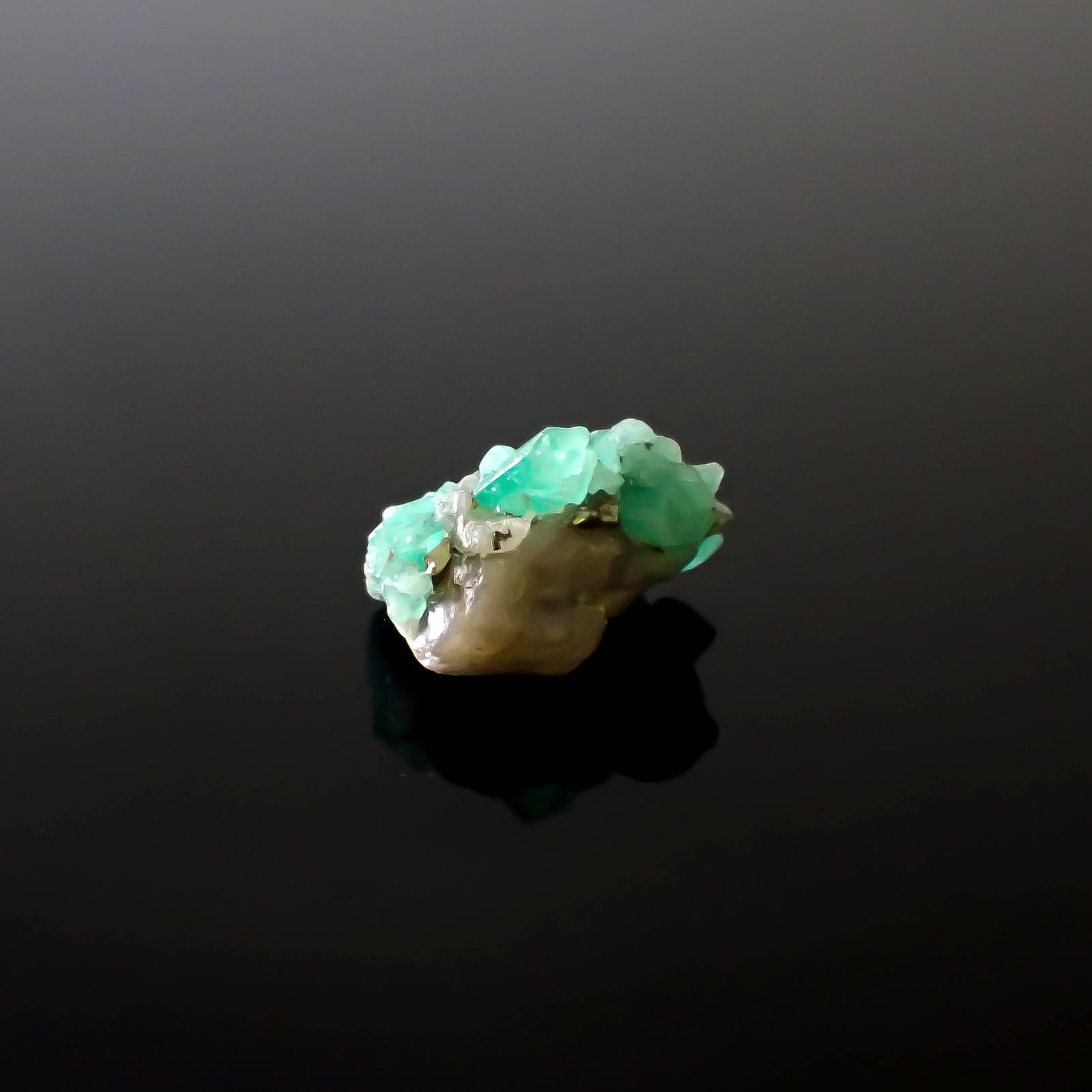 エメラルド原石 コロンビア産 11.73ct [250430175]17.6x13.2mm