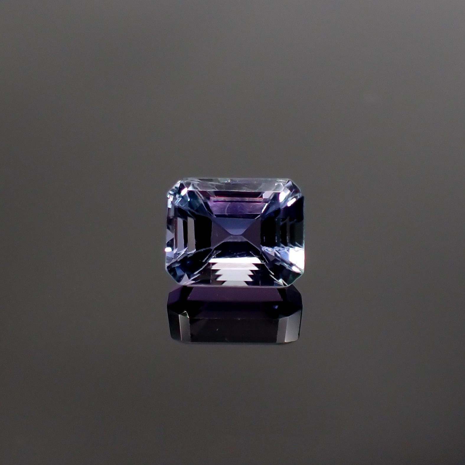 バイカラータンザナイト(宝石名タンザナイト) タンザニア産 2.382ct ソ付(彩珠)[210711640]7.9×6.2mm前後