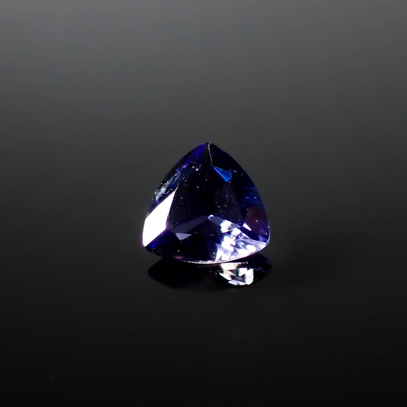 アイオライト タンザニア産 0.53ct [250430272]5.9x6.2mm前後