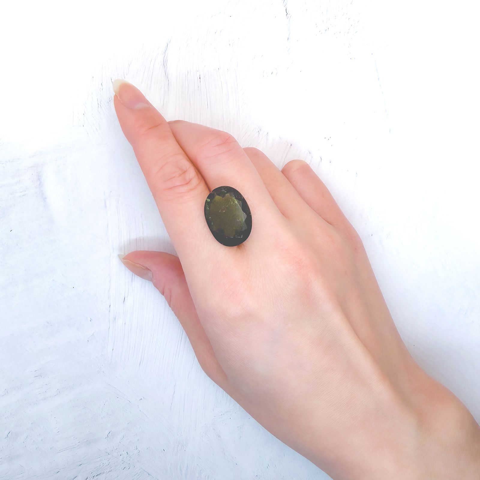 モルダバイト(宝石名モルダバイト)発見地：旧チェコスロバキア 識別済 14.46ct / 20x14.8mm前後 [260331943]