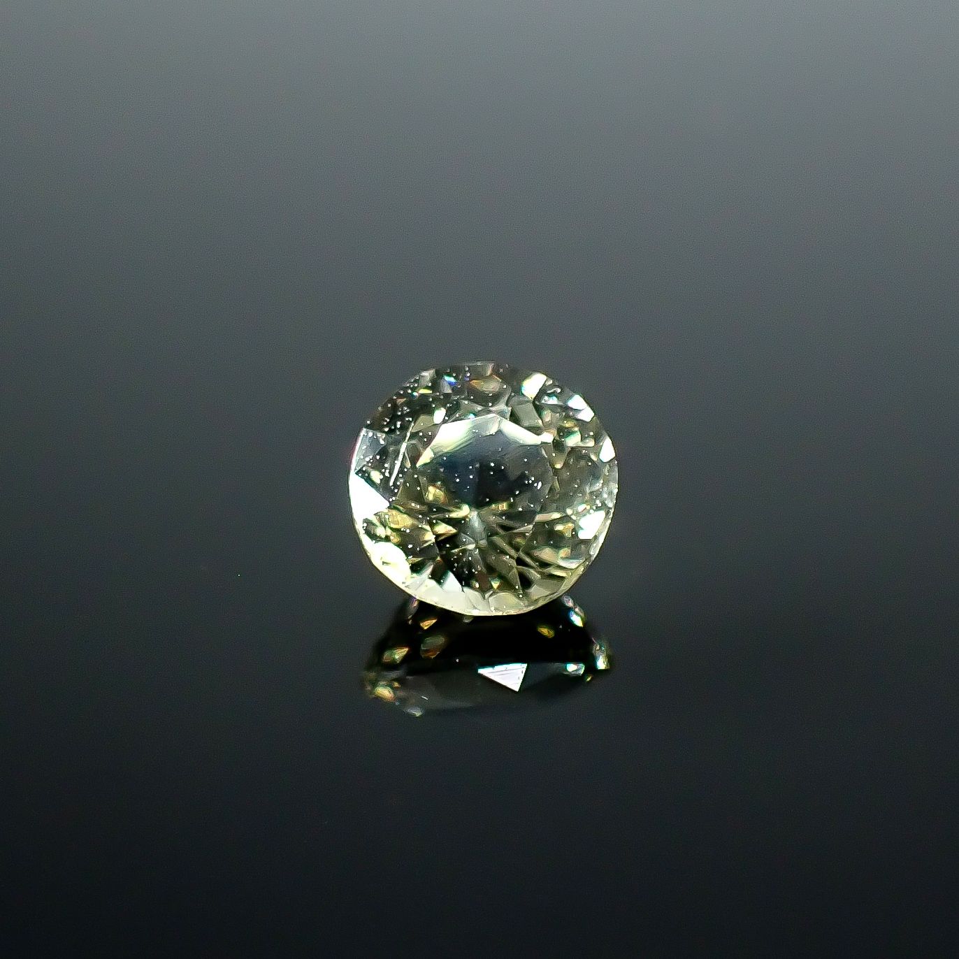 コーネルピン スリランカ産 0.60ct / 5.1x5mm前後 [251031231]
