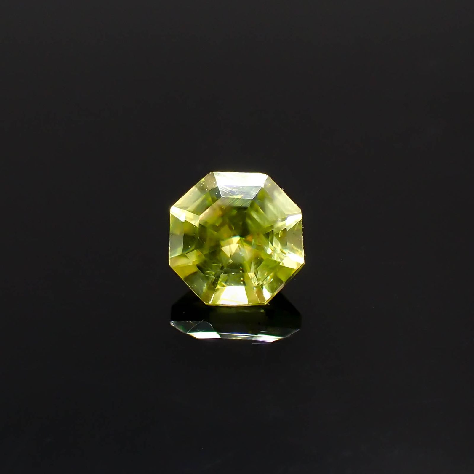 ◇オクタゴンカット◇スフェーン(宝石名スフェーン)マダガスカル産 0.68ct 識別済[231224750]5.2x5.2mm前後