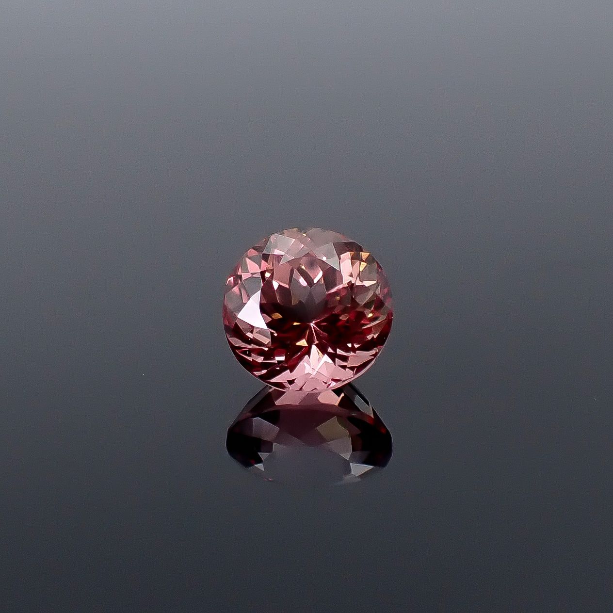 インペリアルピンクトパーズ(宝石名ピンク・トパーズ/別名インペリアル・ピンクトパーズ)ブラジル産 ソ付(彩珠) 1.590ct / 6.7x6.7mm前後 [251231539]