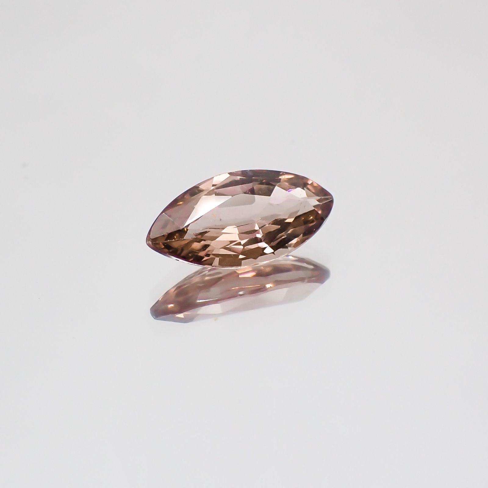 カラーチェンジマラヤガーネット(宝石名ガーネット) タンザニア産 1.19ct 識別済[21049658]10×5mm前後