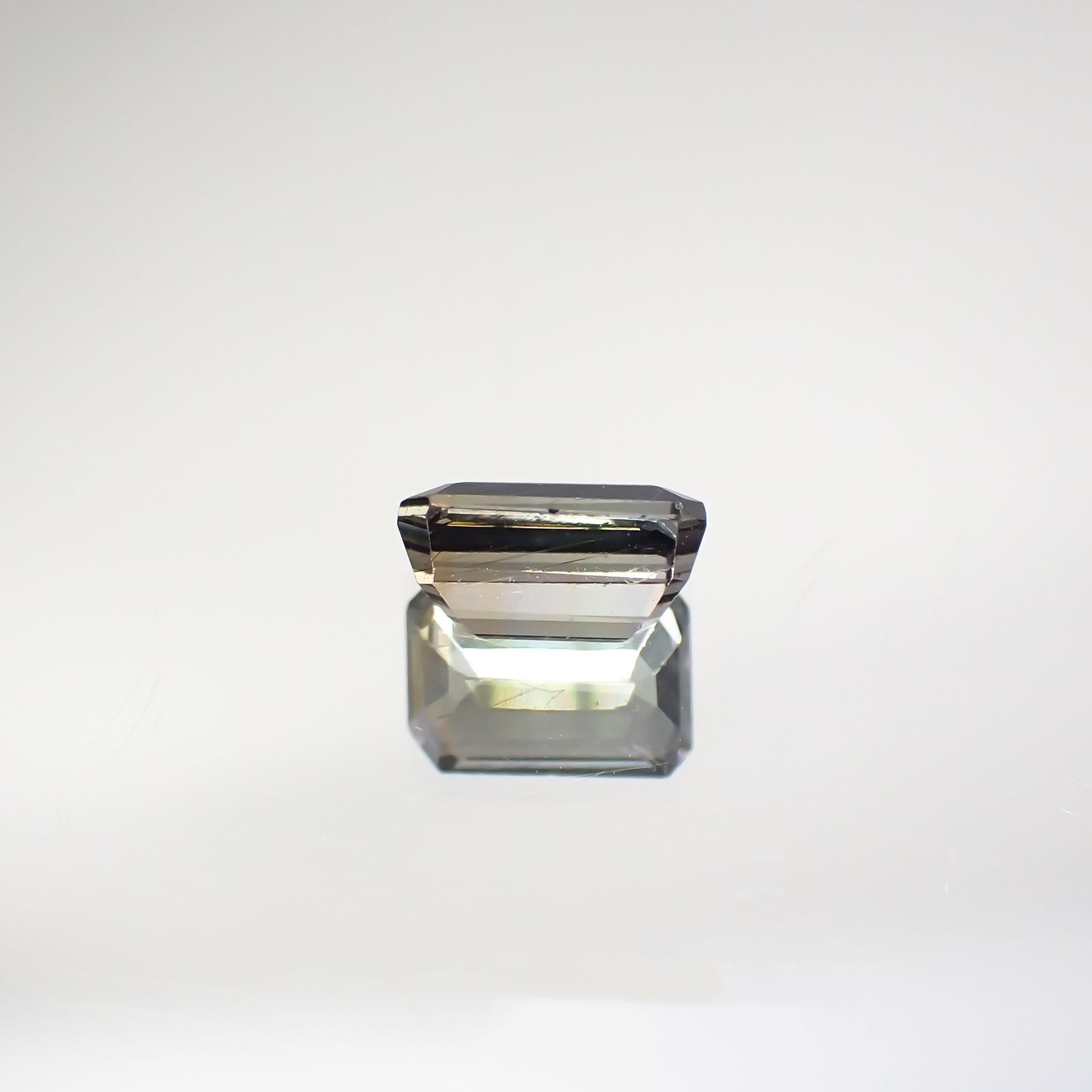 バイカラータンザナイト(宝石名ゾイサイト) タンザニア産 0.707ct ソ付(彩珠)[210711843]5.8×4.1mm前後