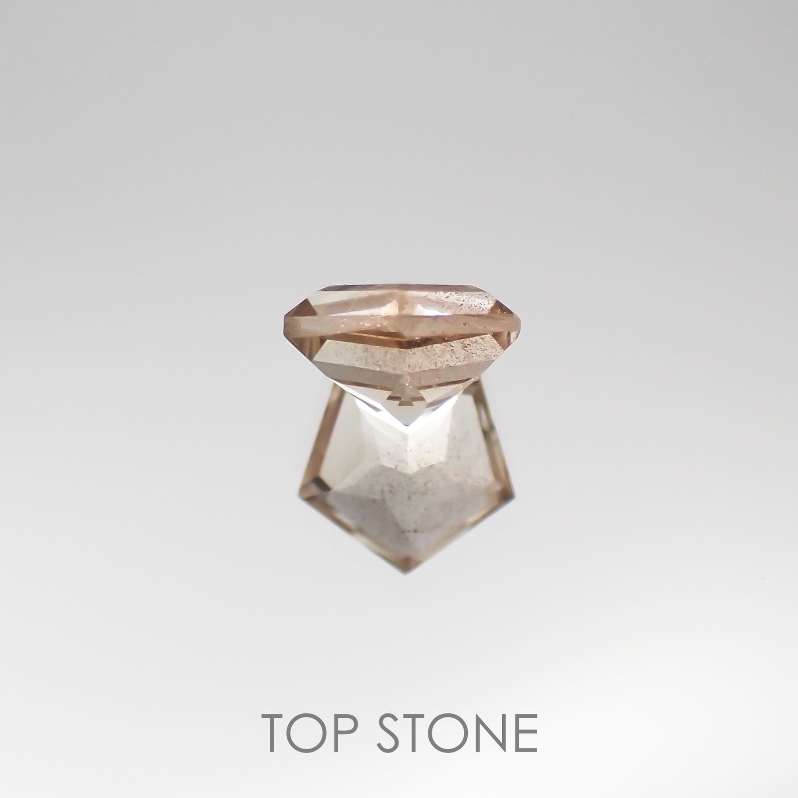 ◇ペンタゴンカット◇オレゴンサンストーンSA(宝石名ラブラドライト) アメリカ・オレゴン州産 0.36ct 識別済[210610971]4.7×4.9mm前後