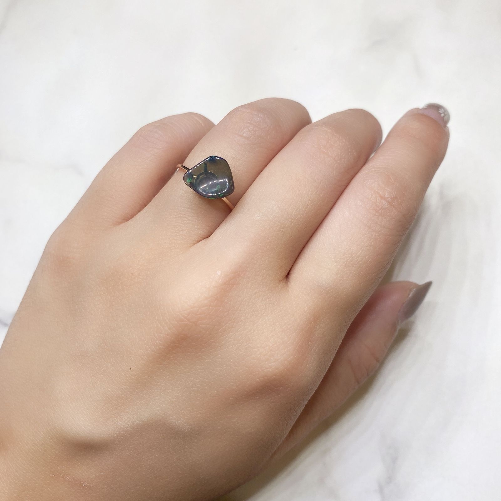 ◇バロック型◇ブラックオパール(宝石名オパール/加熱処理) エチオピア産 0.71ct 識別済[211013508]10.1×8.9mm前後