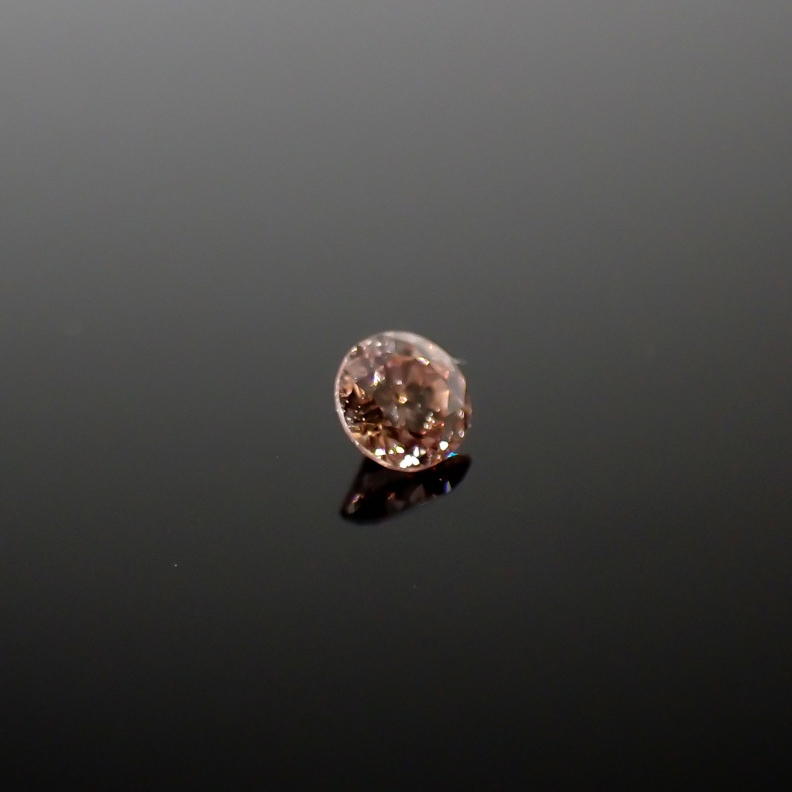 ピンクダイヤモンド(宝石名ダイアモンド SI-2/FANCY BROWNISH ORANGY PINK) 0.053ct ソ付(CGL)[240427045]2.33x2.36mm前後