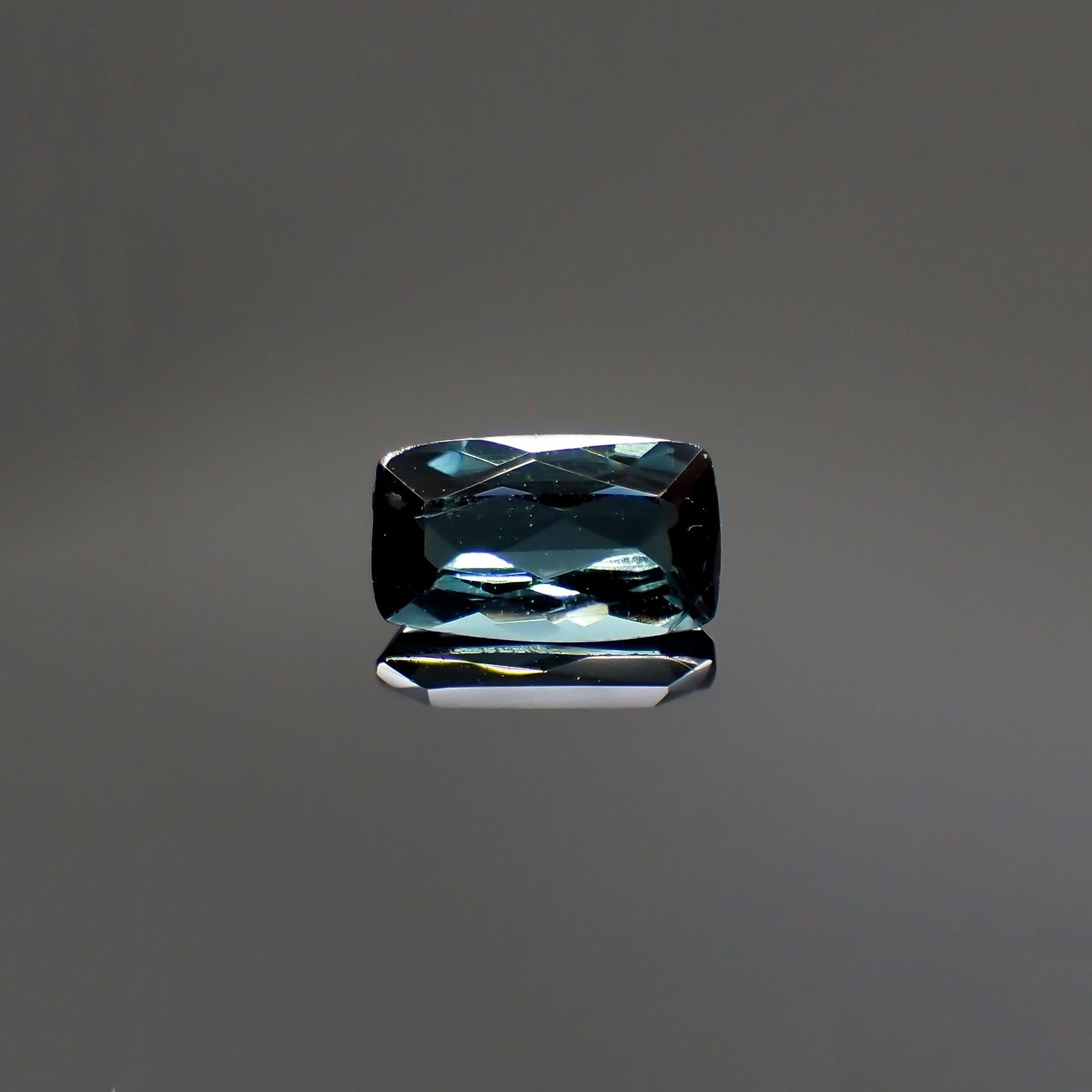 インディゴライト(宝石名ブルー・トルマリン/別名インディゴライト)ブラジル産 ソ付(彩珠) 0.746ct / 7.5x4.4mm前後 [220717194]